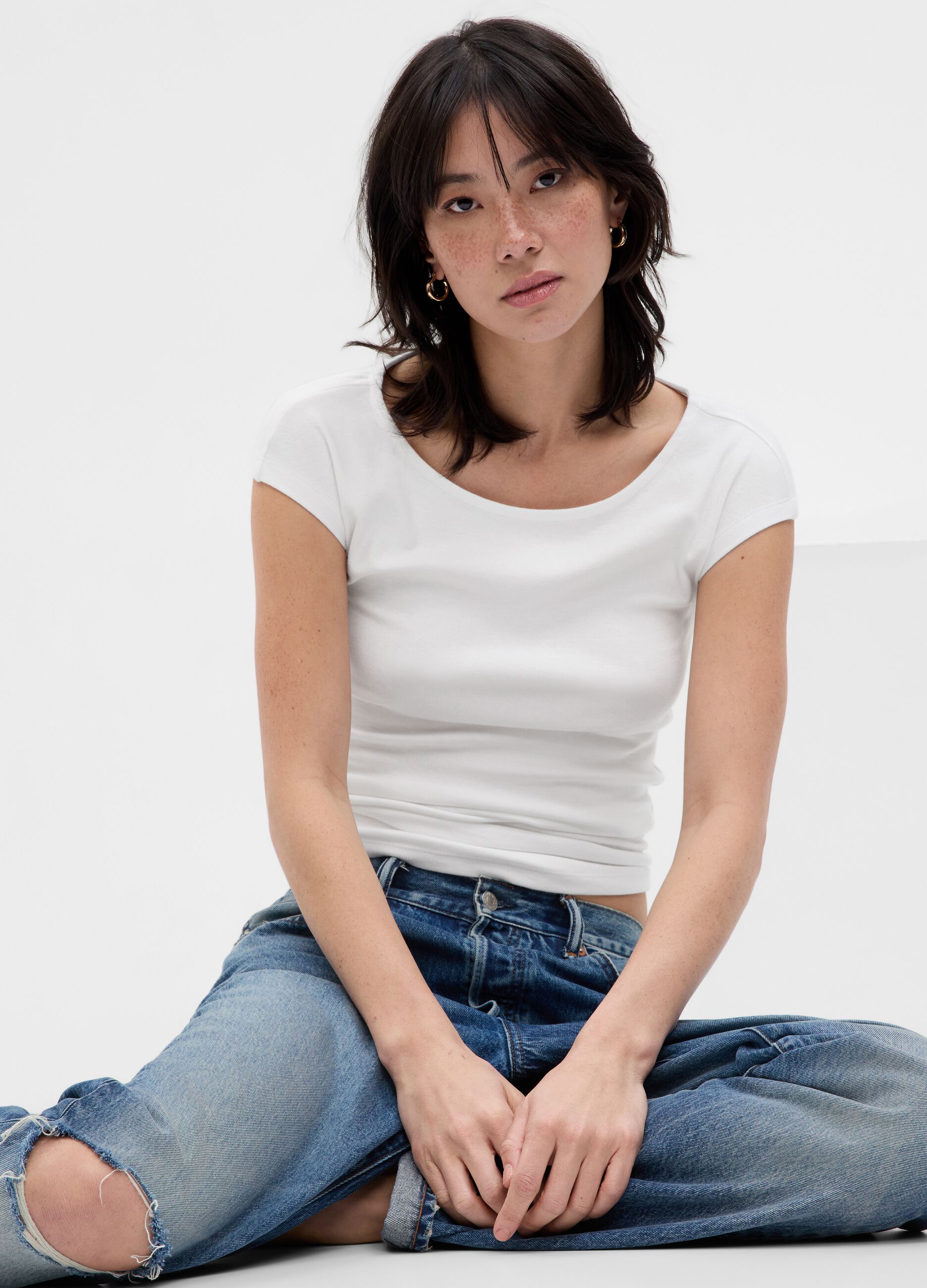 T-shirt con scollo a barchetta
