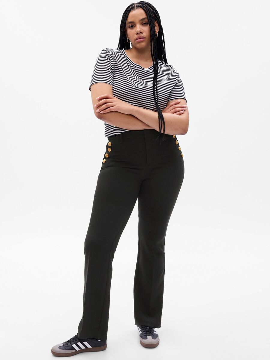 Pantaloni flare fit con bottoni dorati Donna_3