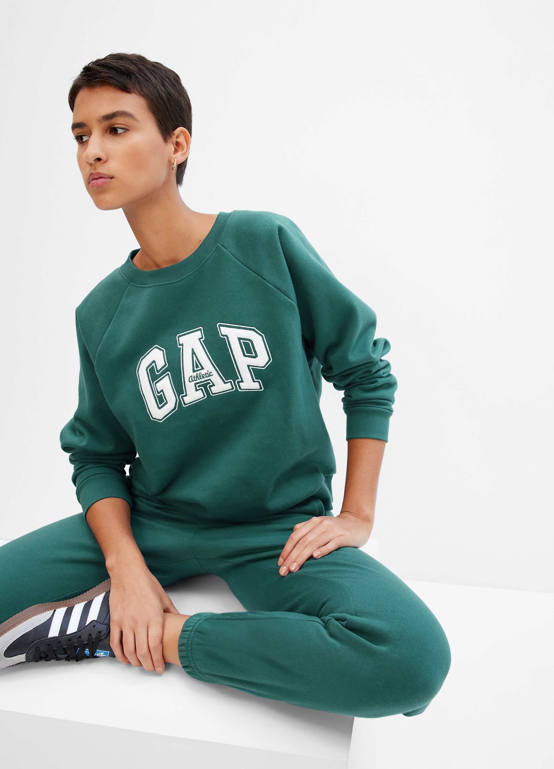 Sweatshirt with round neck and logo patch