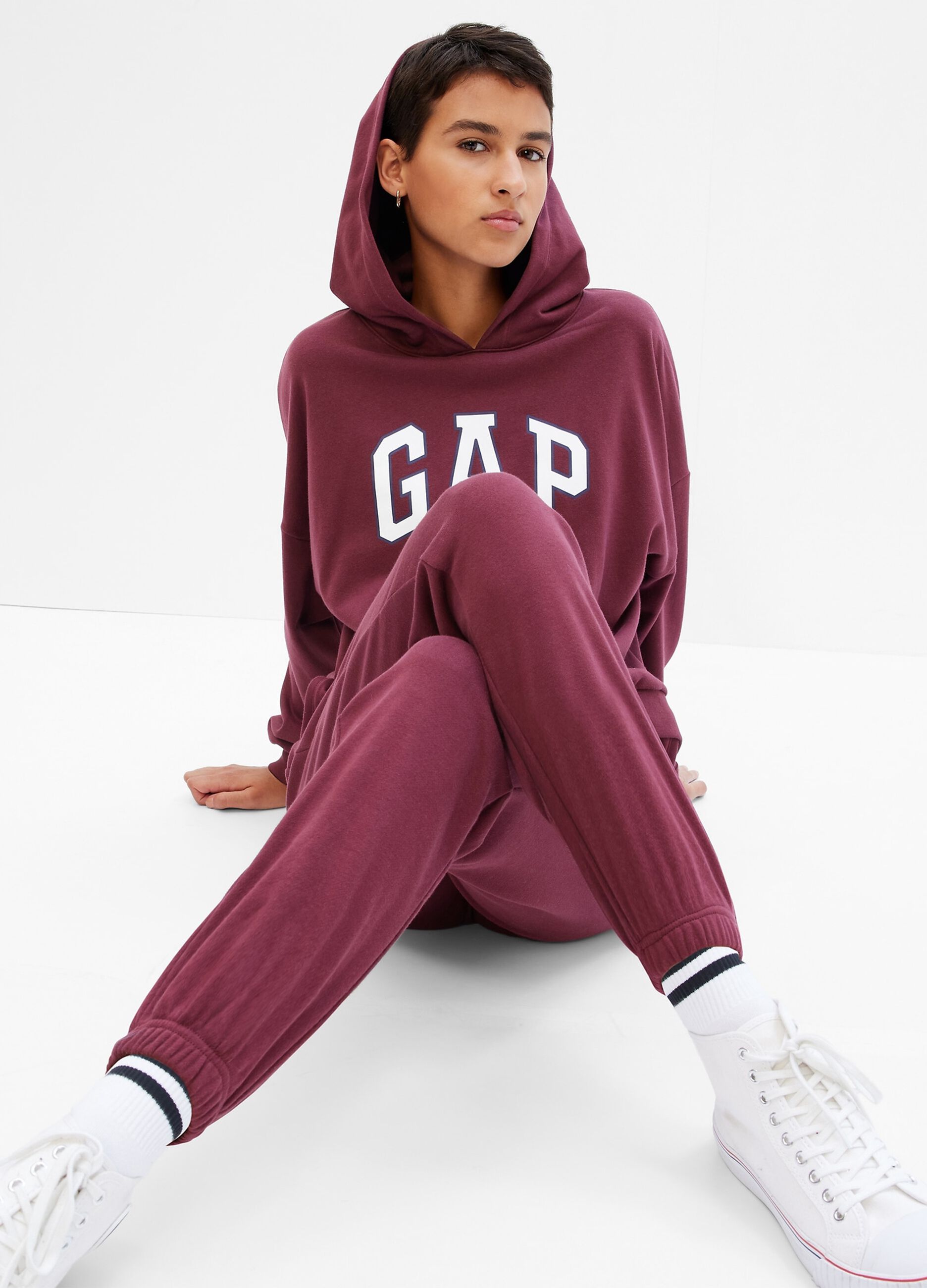 Sweatshirt with hood and logo print