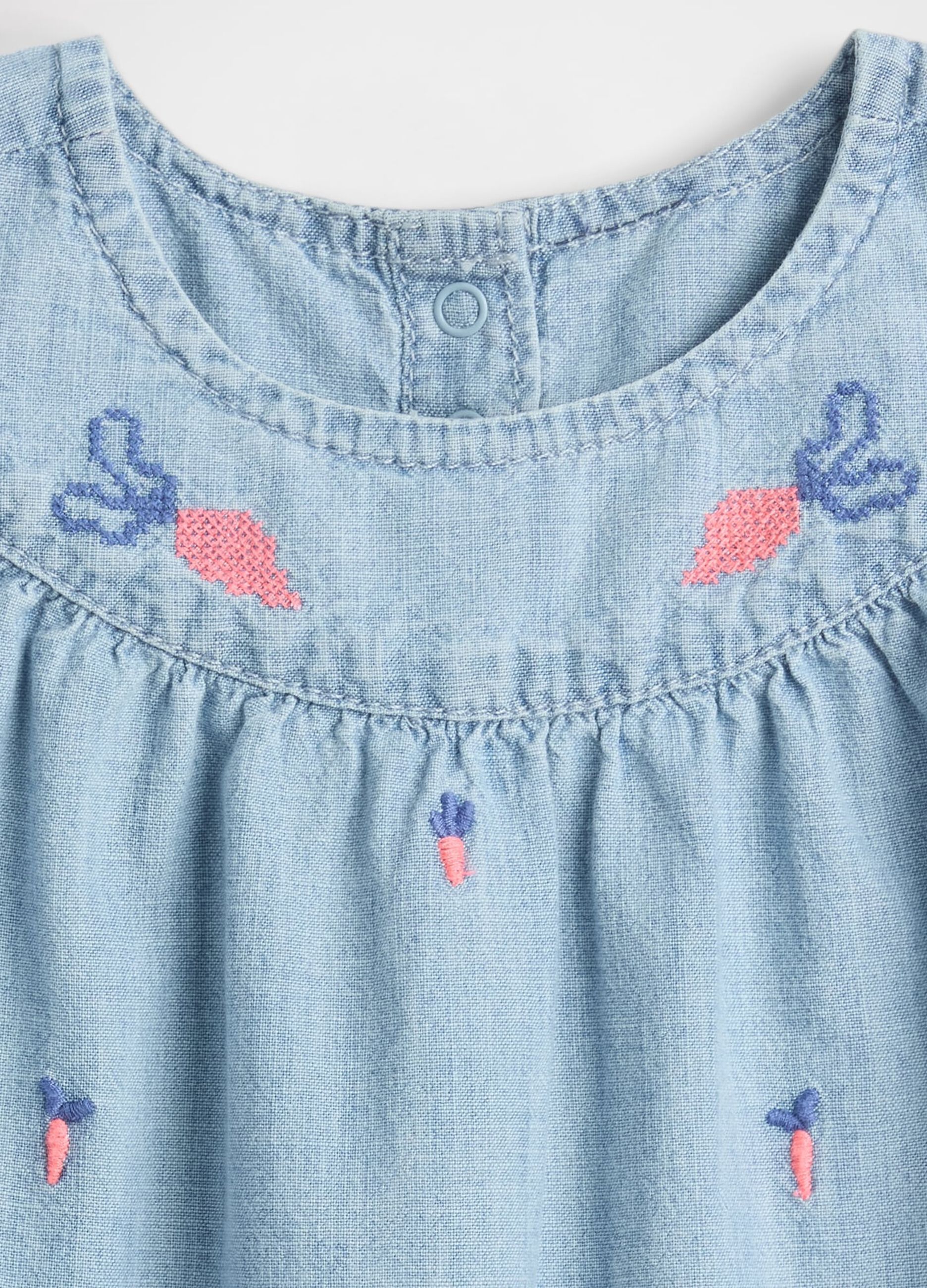 Tutina in denim a ricami floreali_2