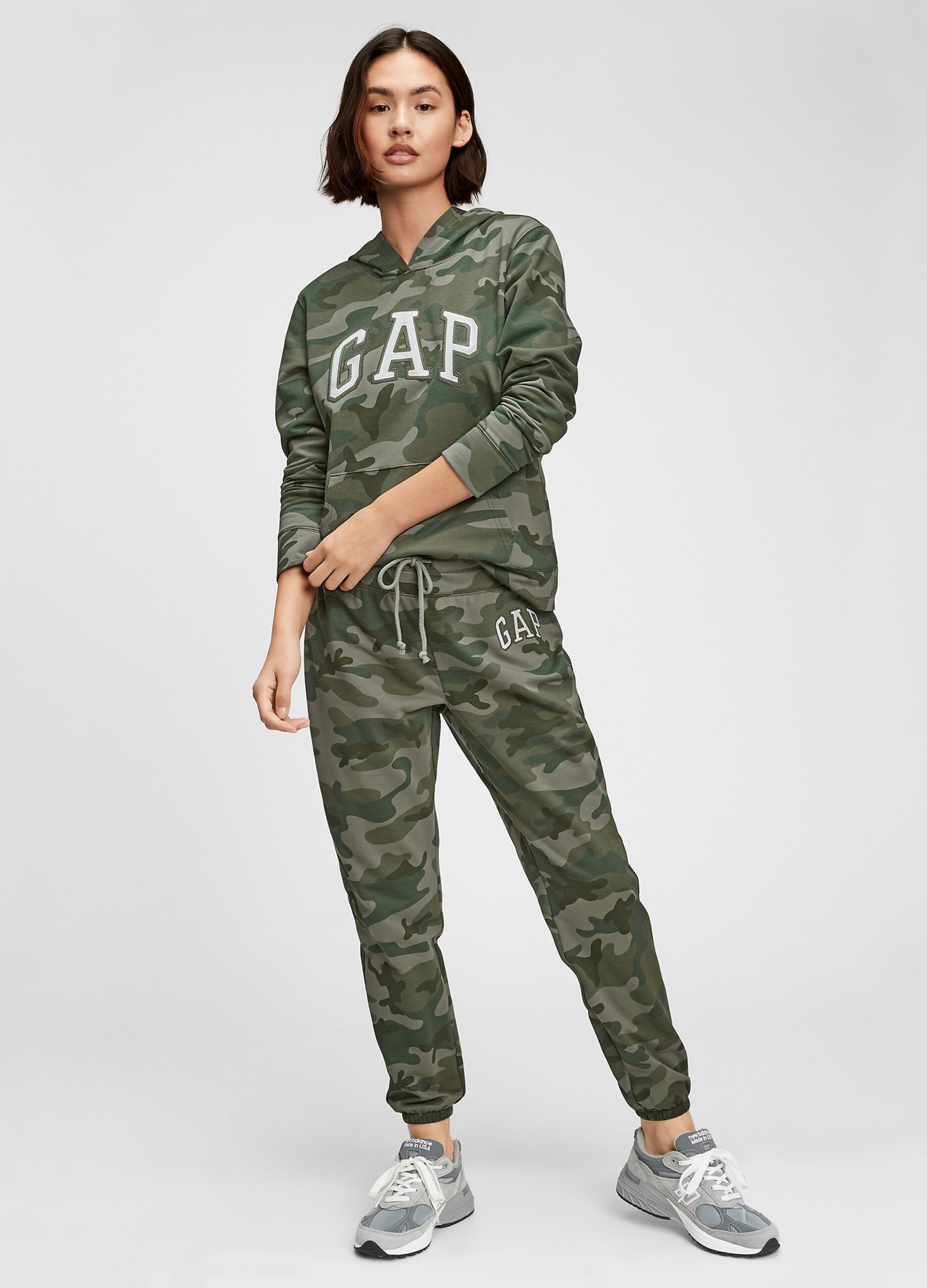 Joggers camouflage con ricamo logo