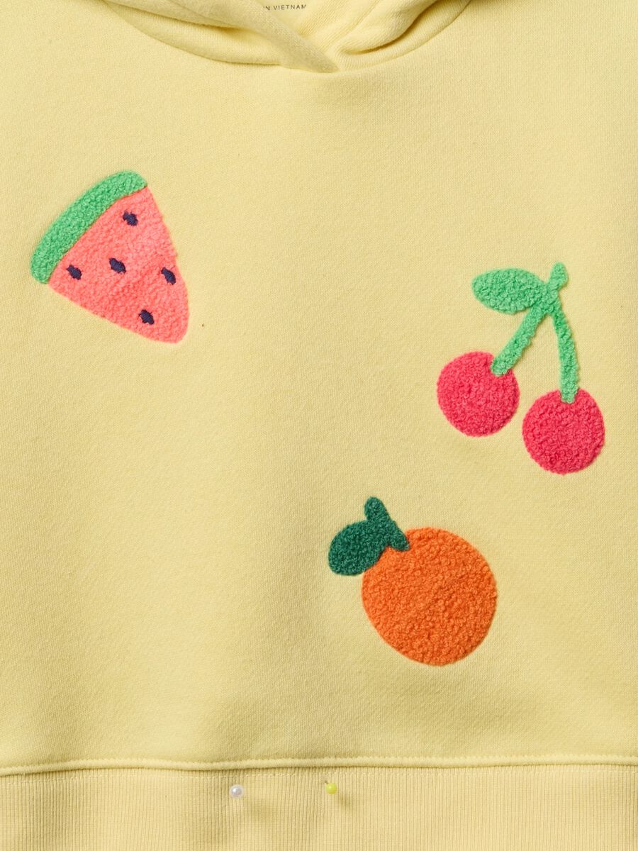 Set giallo con felpa e pantaloncini con frutta ricamata Bimba_2