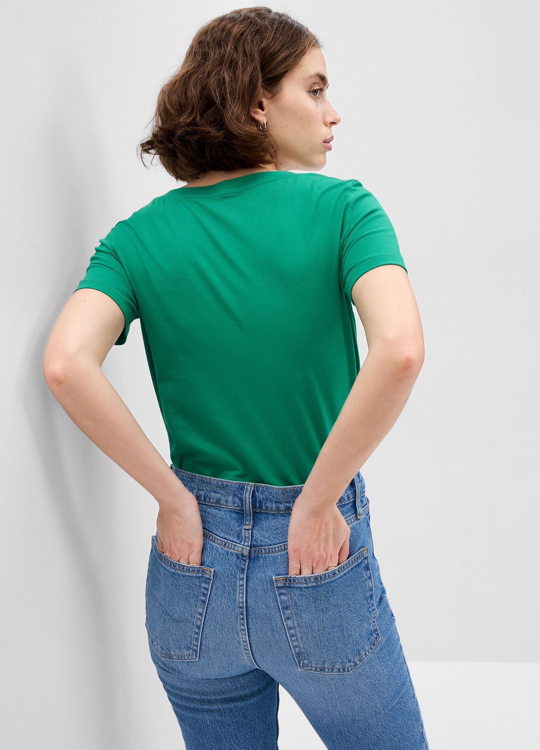 T-shirt in cotone bio con scollo a V_1