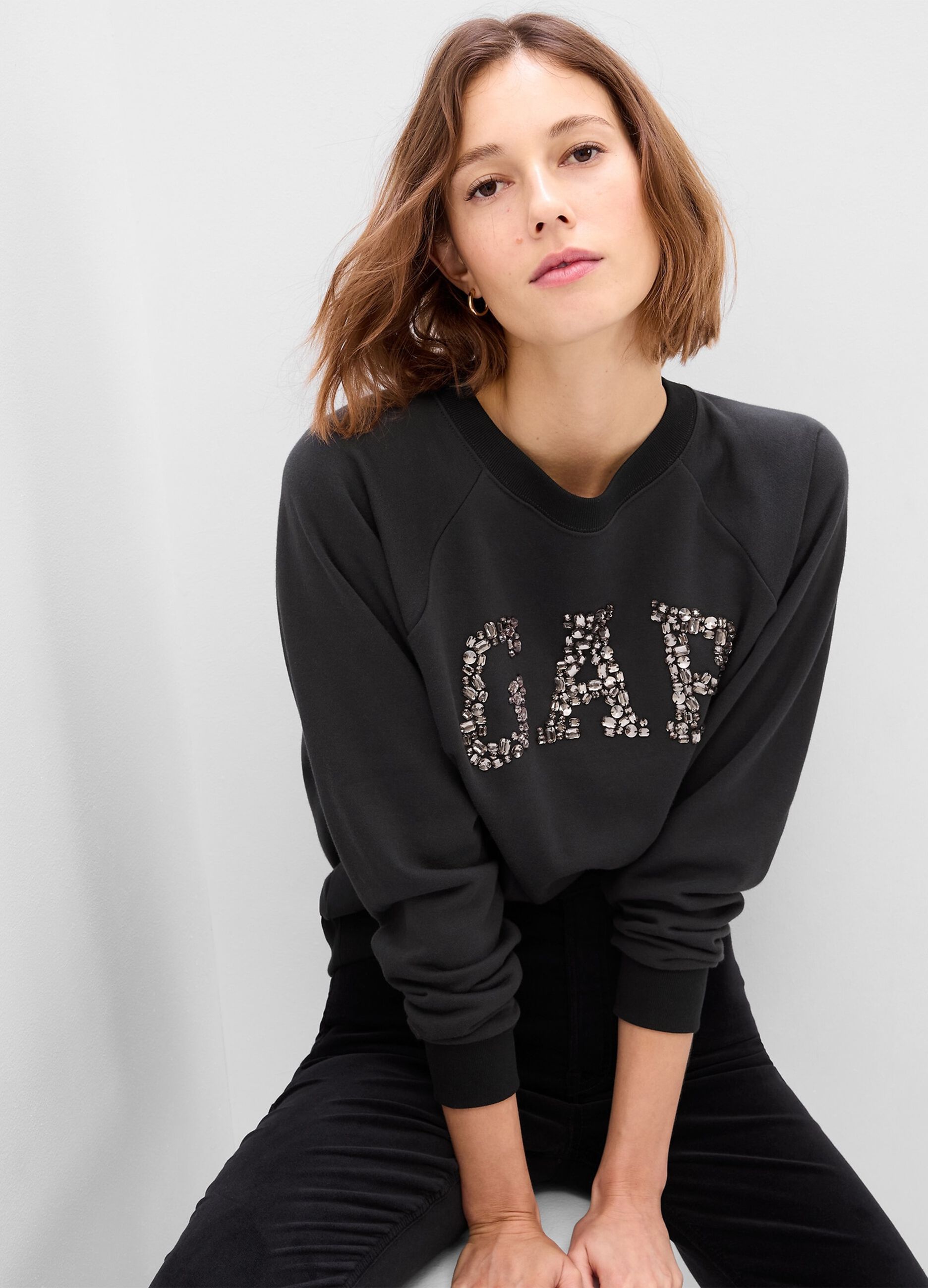 Round-neck sweatshirt with raglan sleeves