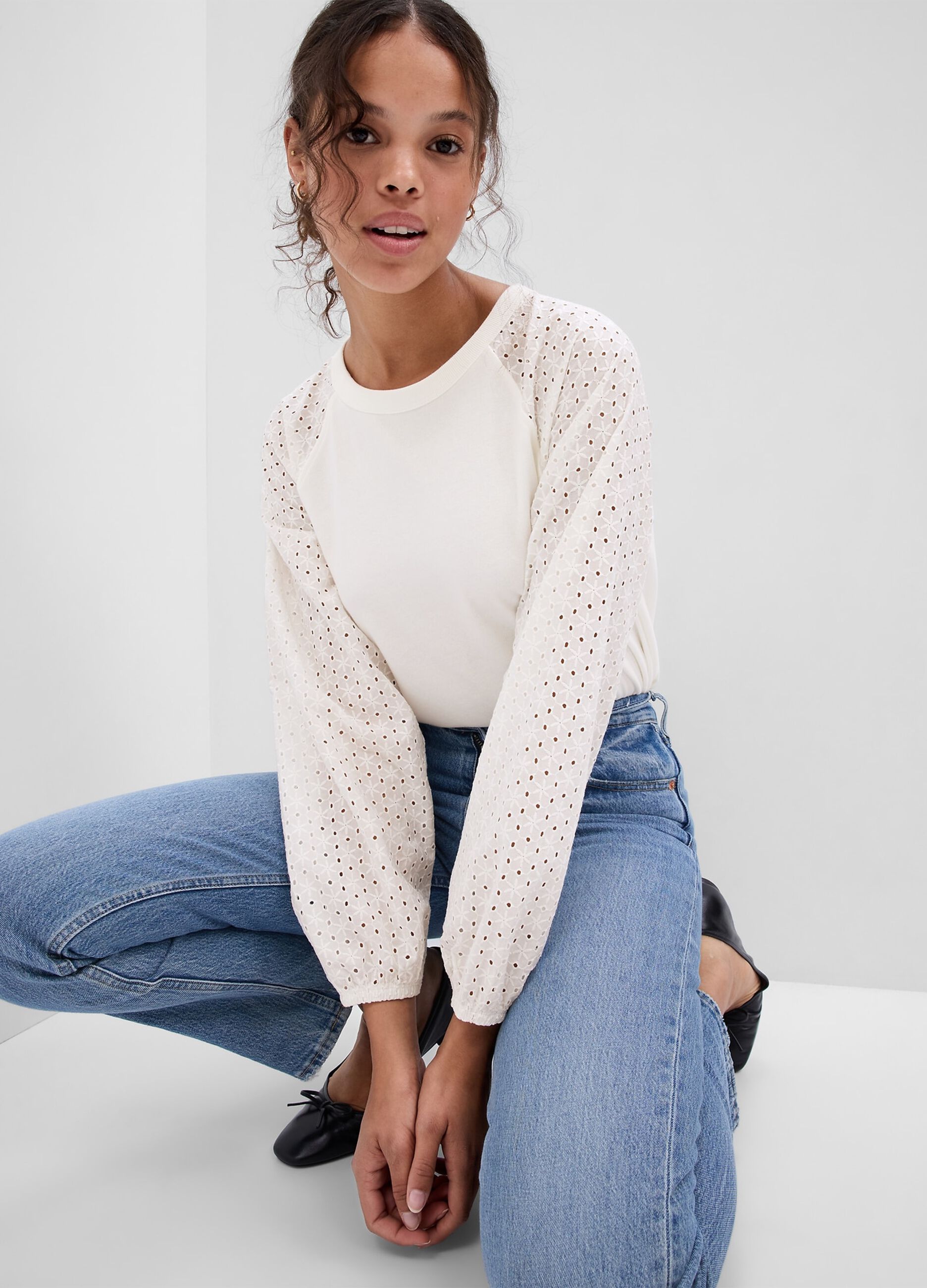 Sweatshirt with broderie anglaise lace sleeves