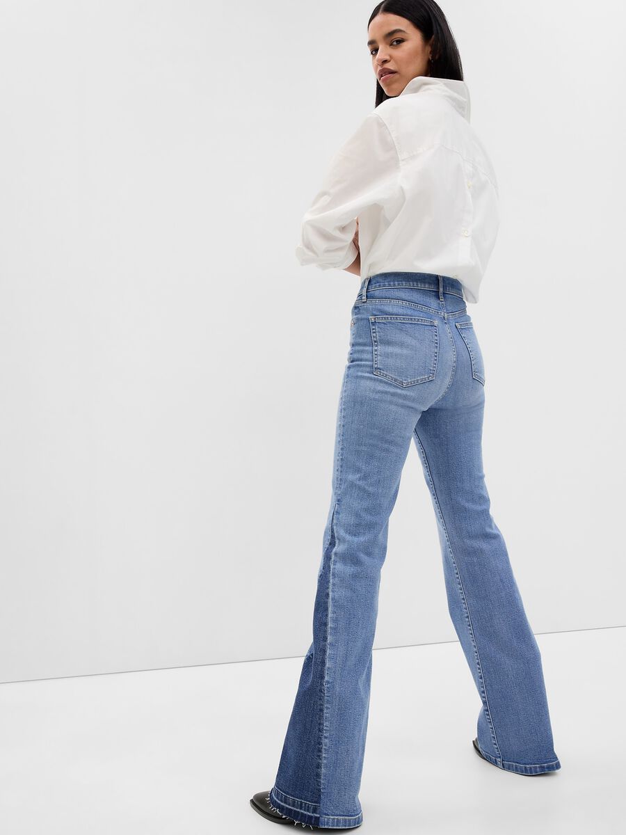 Jeans flare fit con inserti a contrasto Donna_1