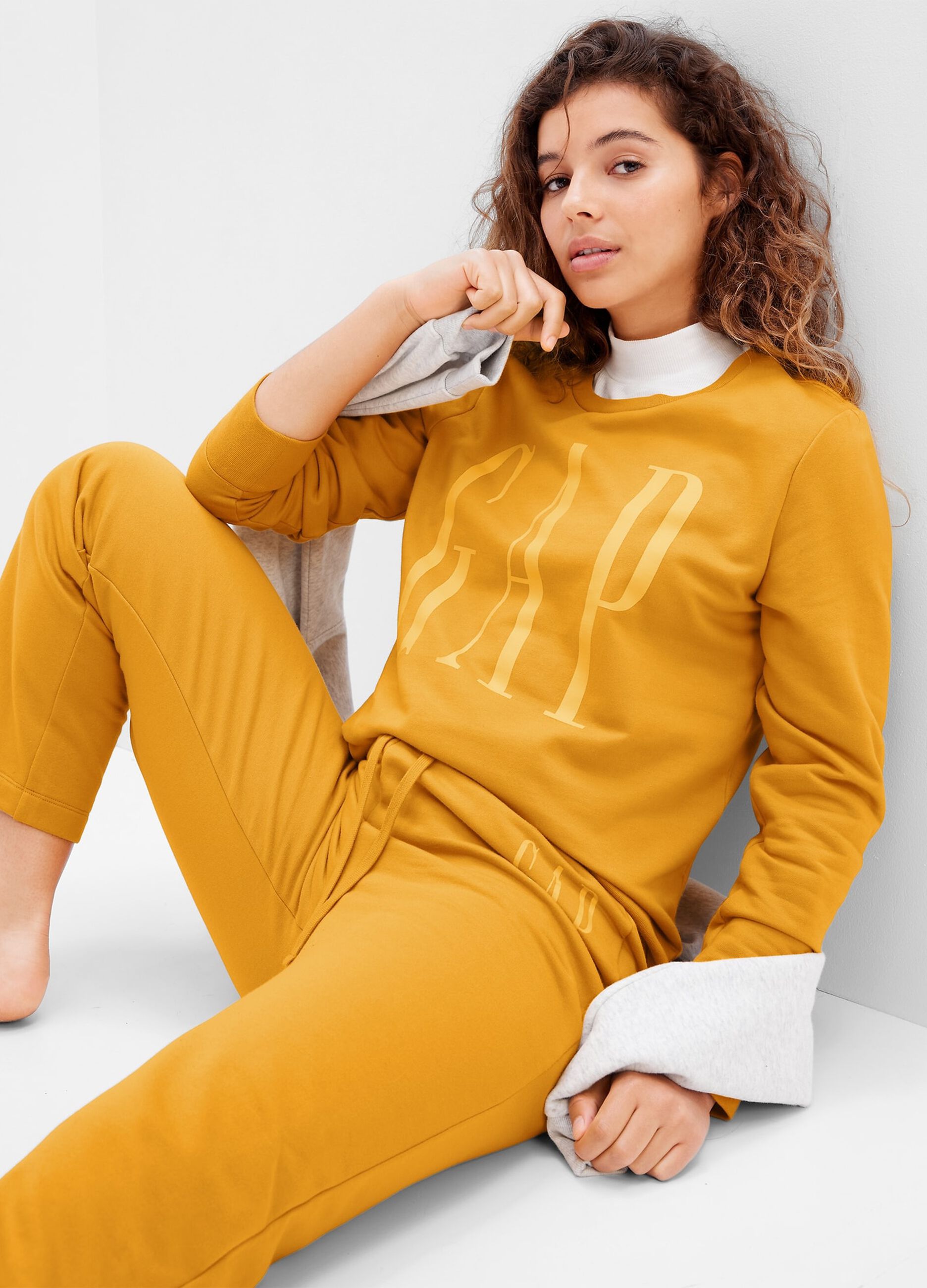 Sweatshirt with round neck and logo print