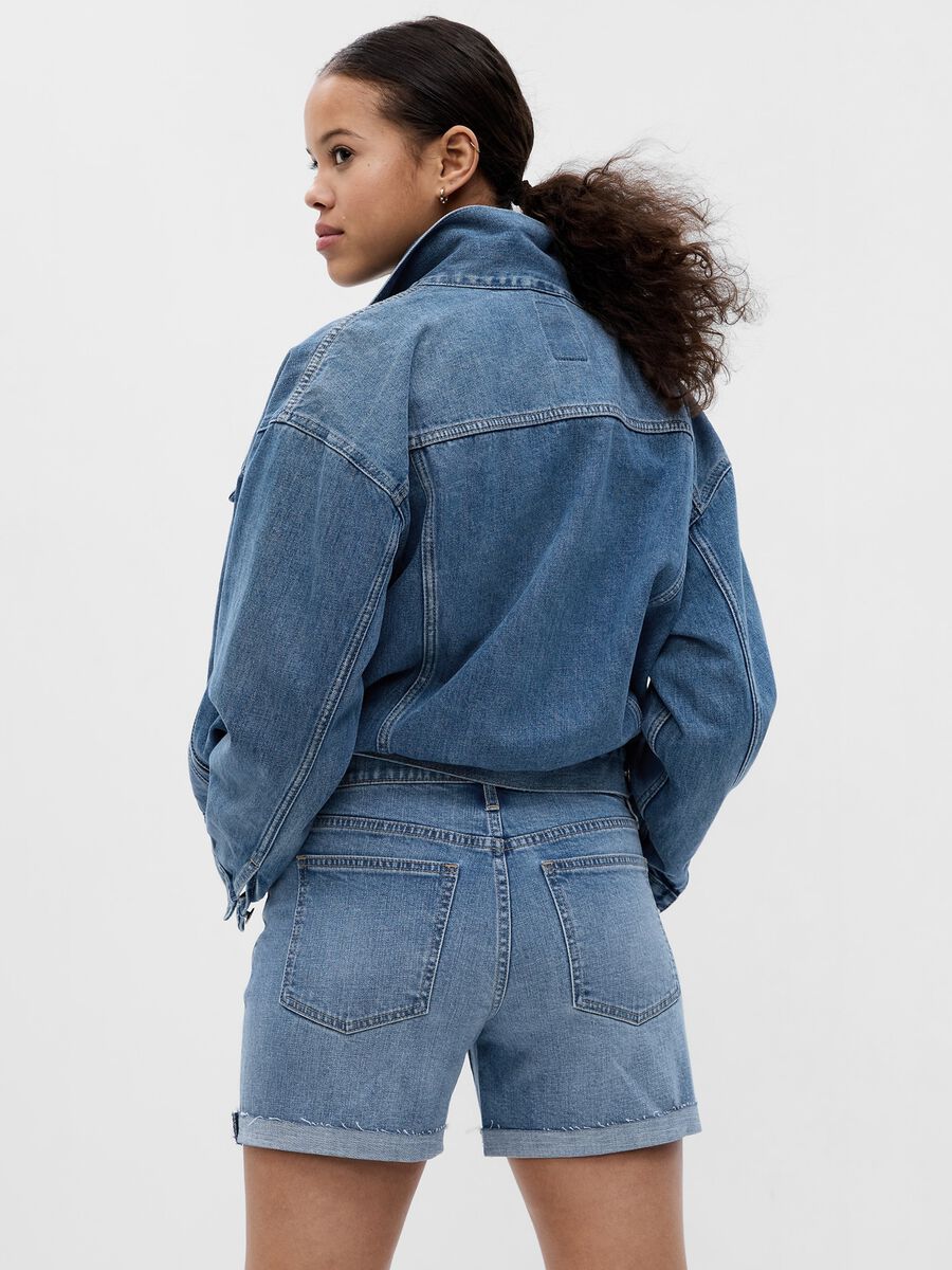 Girlfriend shorts in denim with raw hem Woman_2