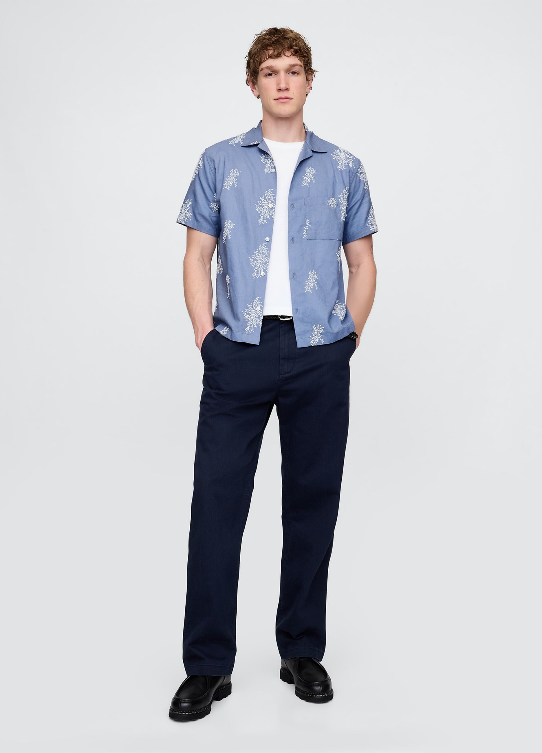 Camicia a maniche corte azzurra con stampa floreale_1
