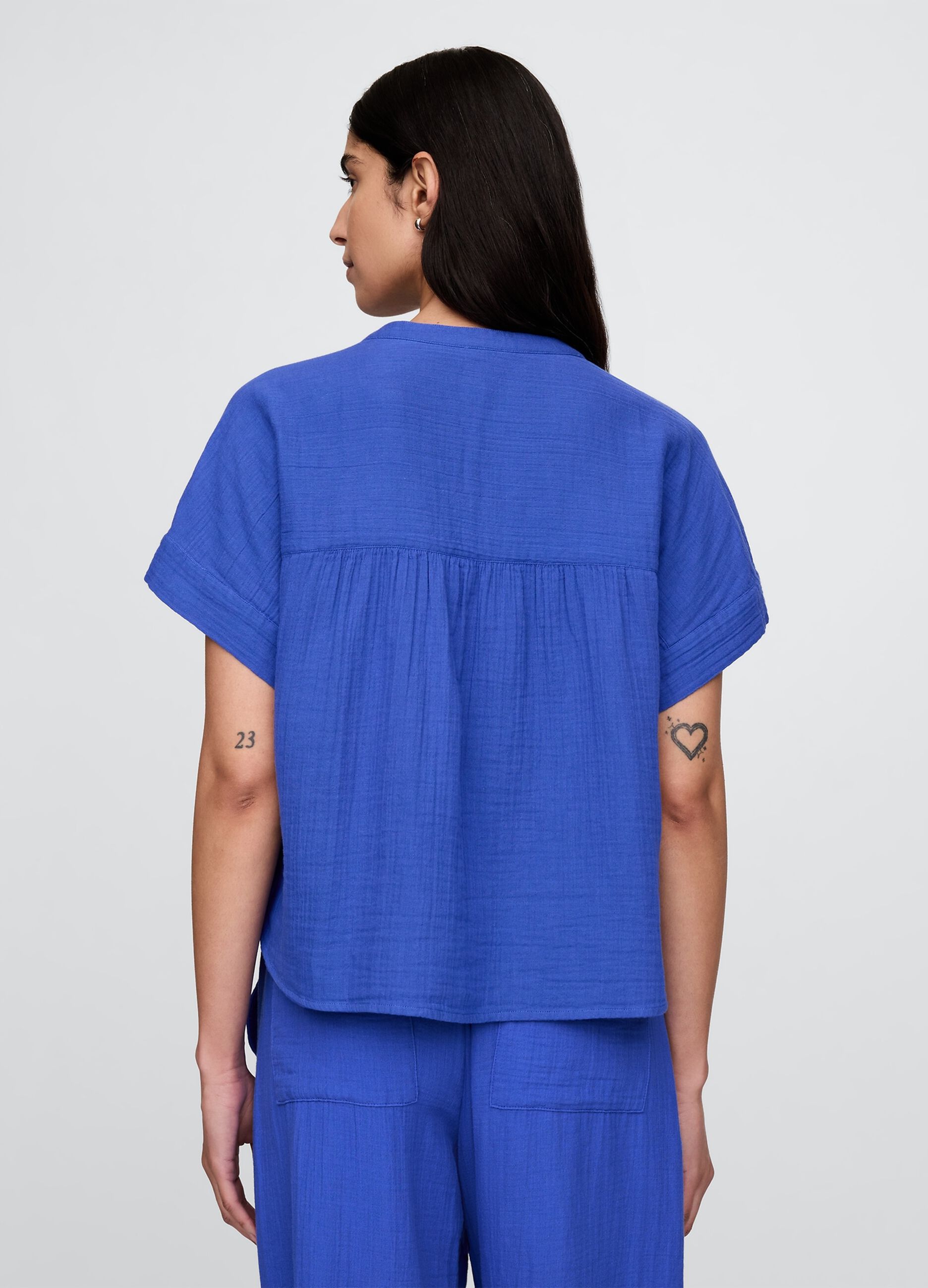 Blusa blu in misto cotone e viscosa con maniche corte_2