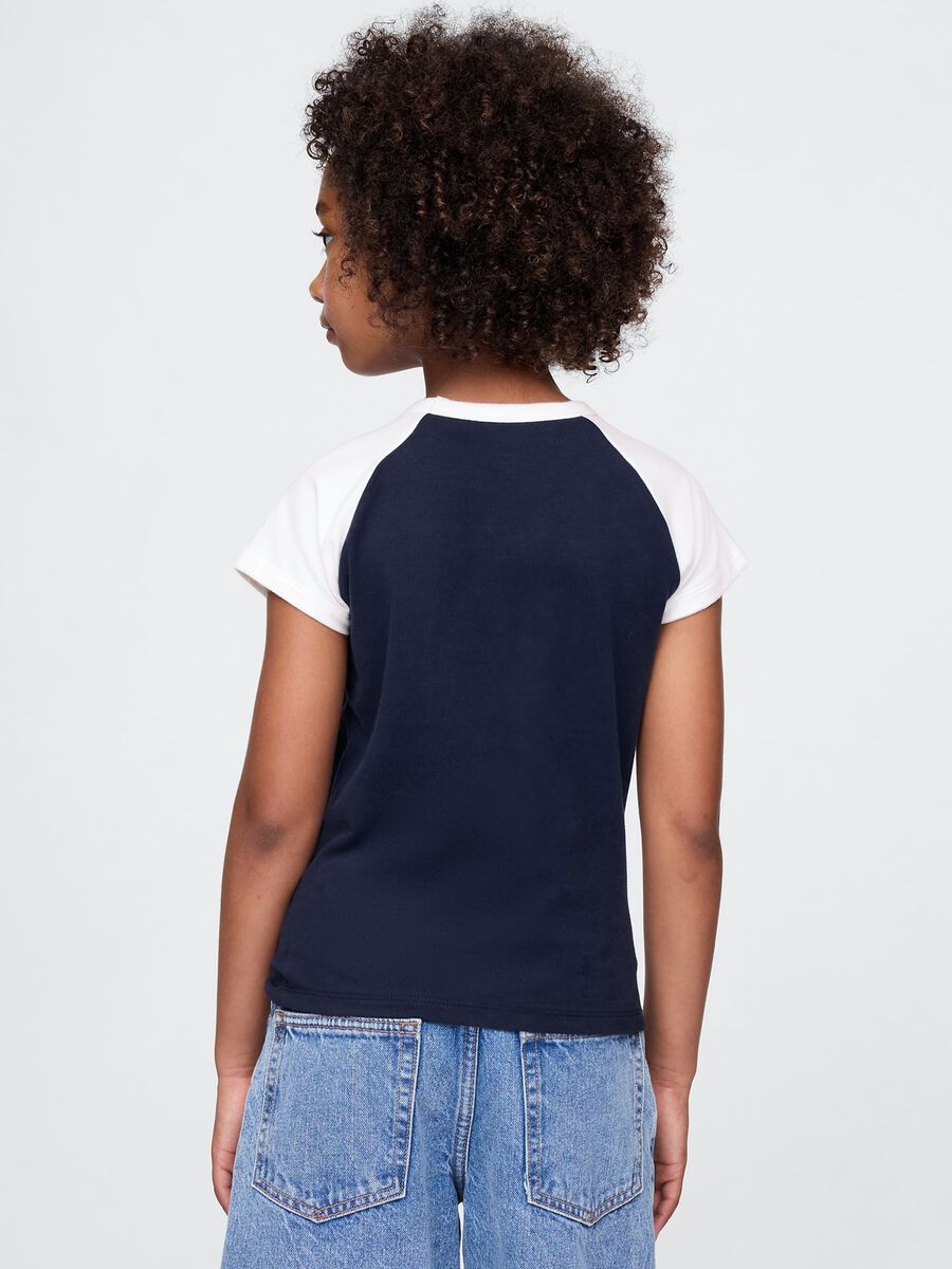 T-shirt blu con maniche raglan corte GAP Kids Bambina_1