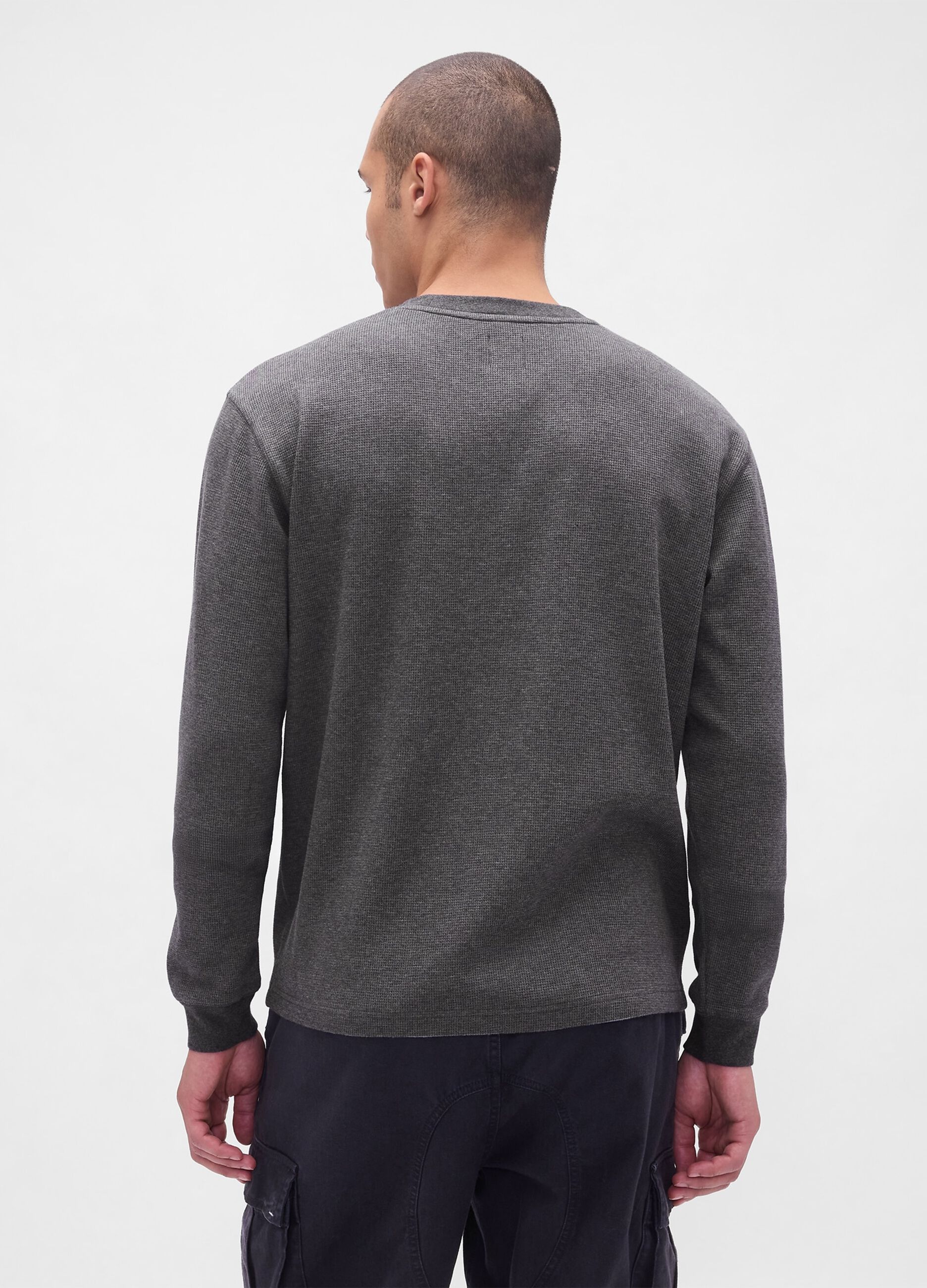 Maglia grigia elasticizzata a maniche lunghe