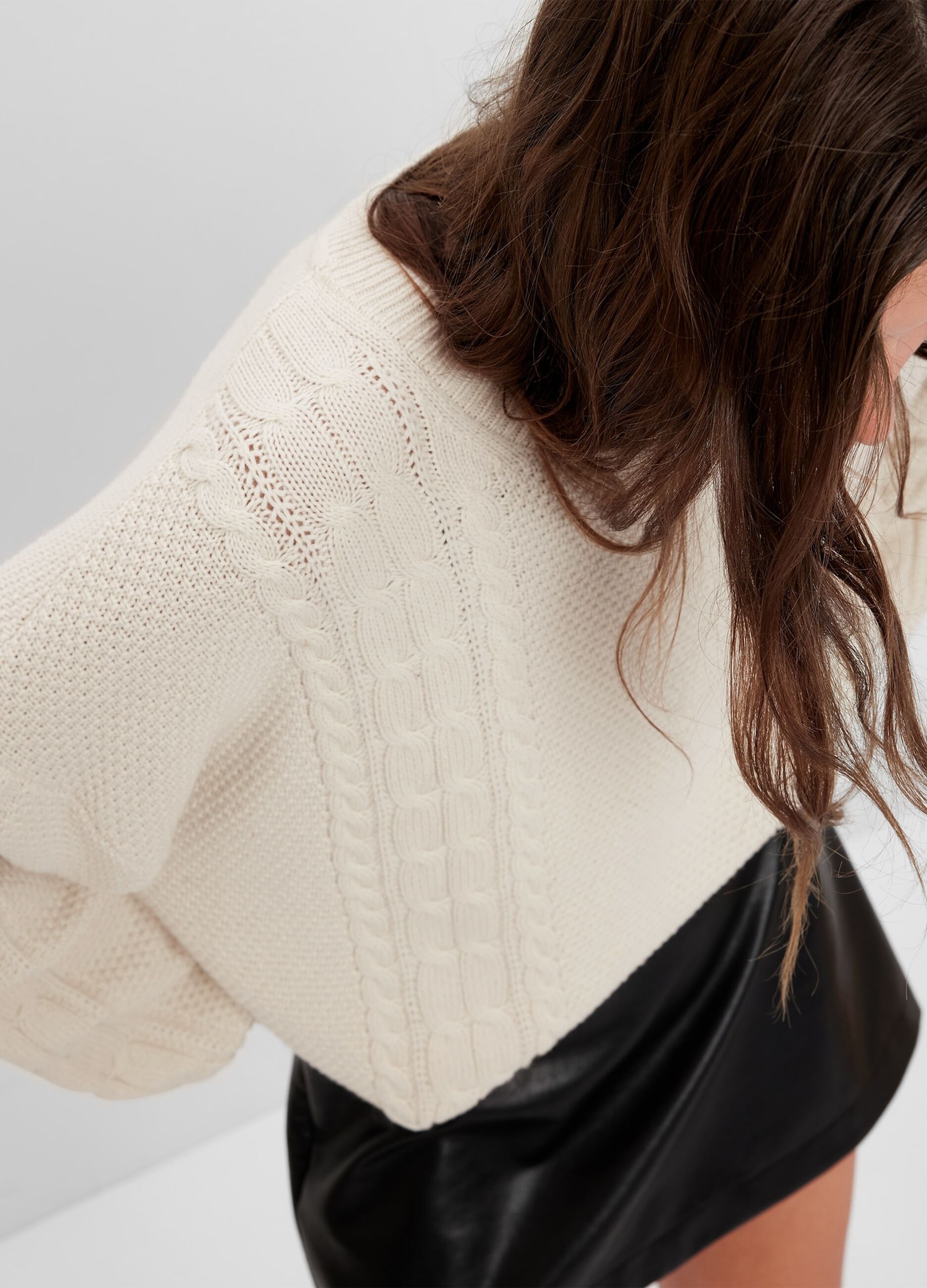 Oversized pullover with cable-knit motif_1