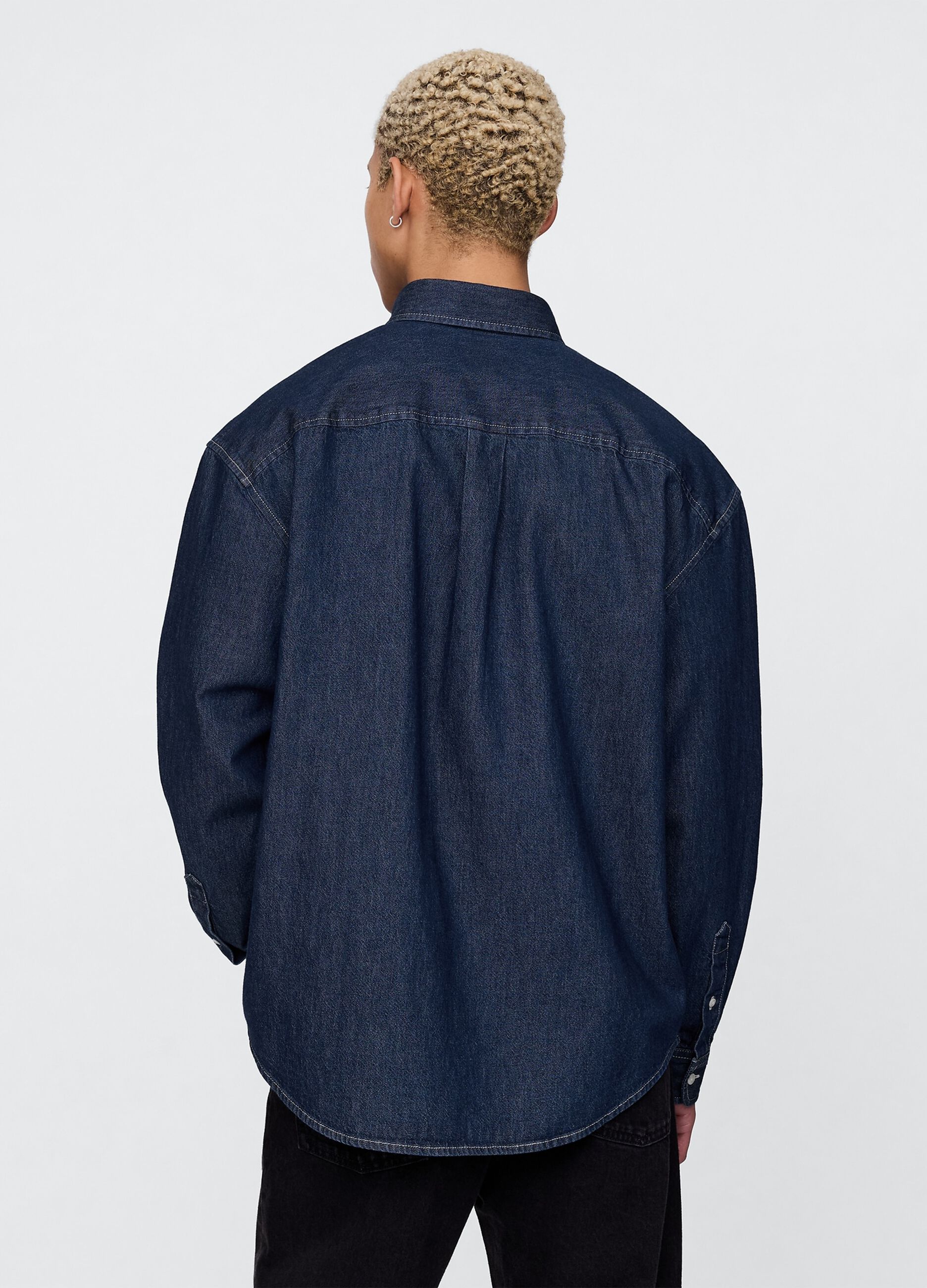 Camicia in denim ricamata con fiori_2