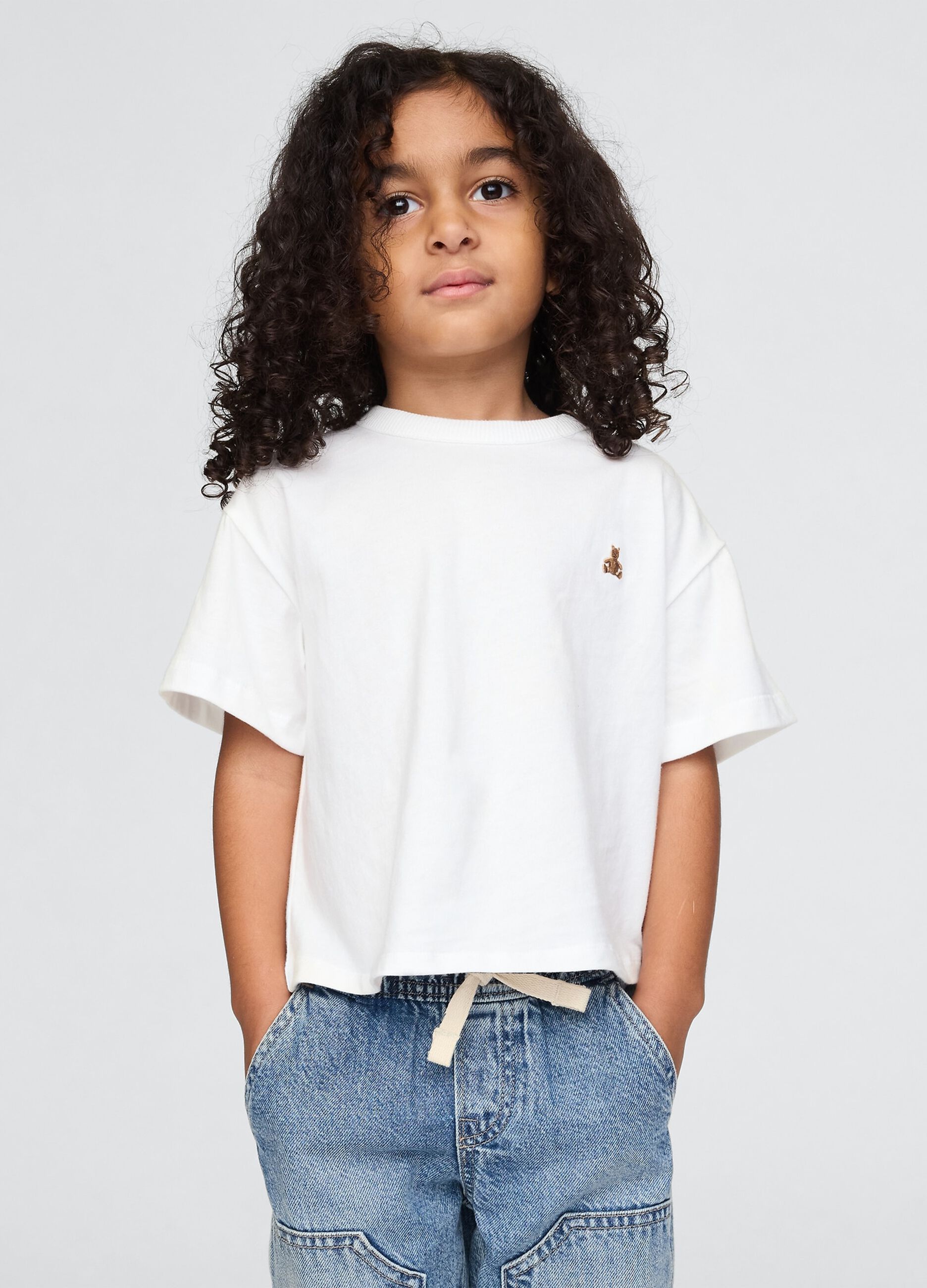 T-shirt bianca da bambina con ricamo_1
