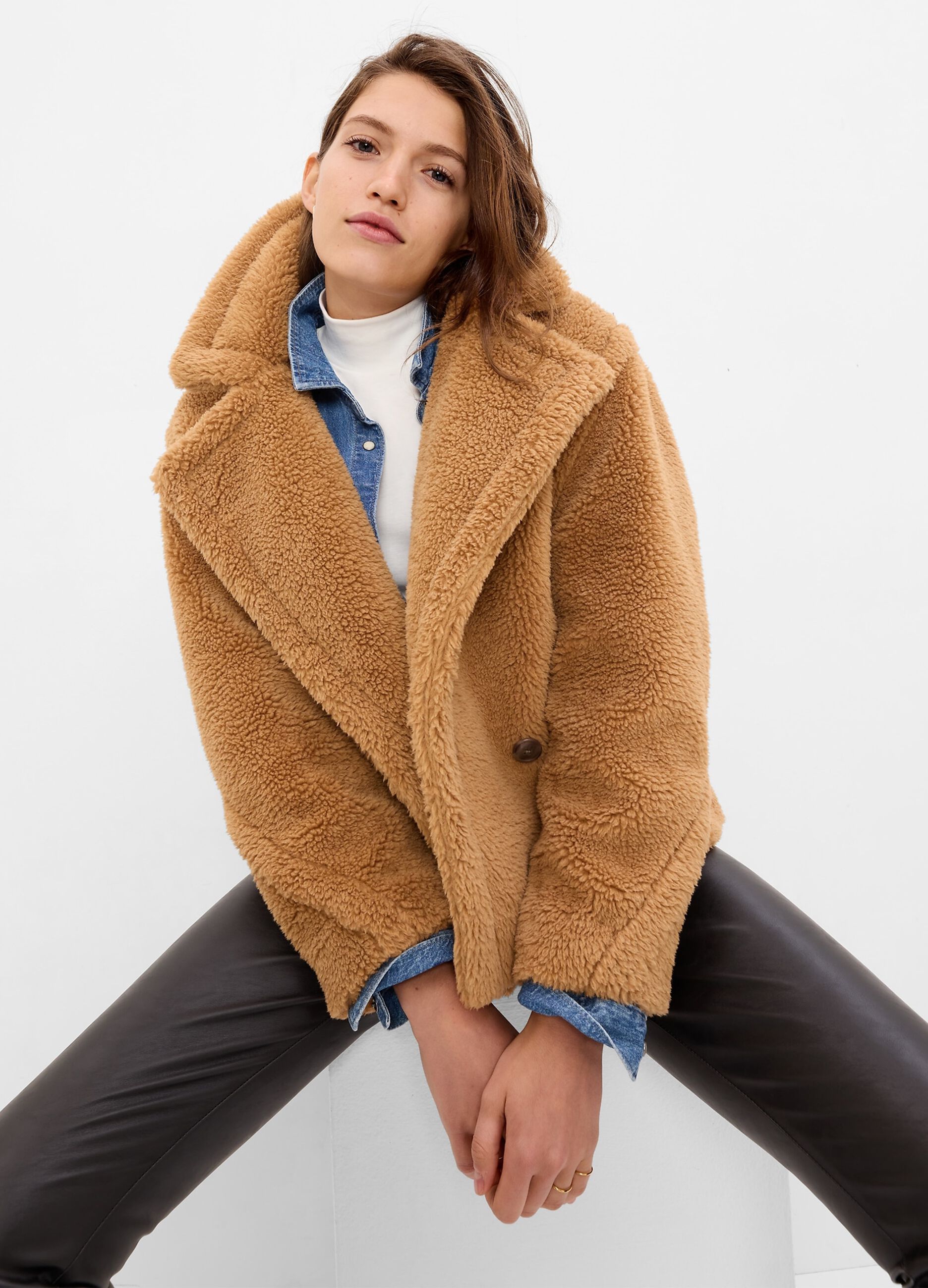 Double-breasted short jacket in sherpa