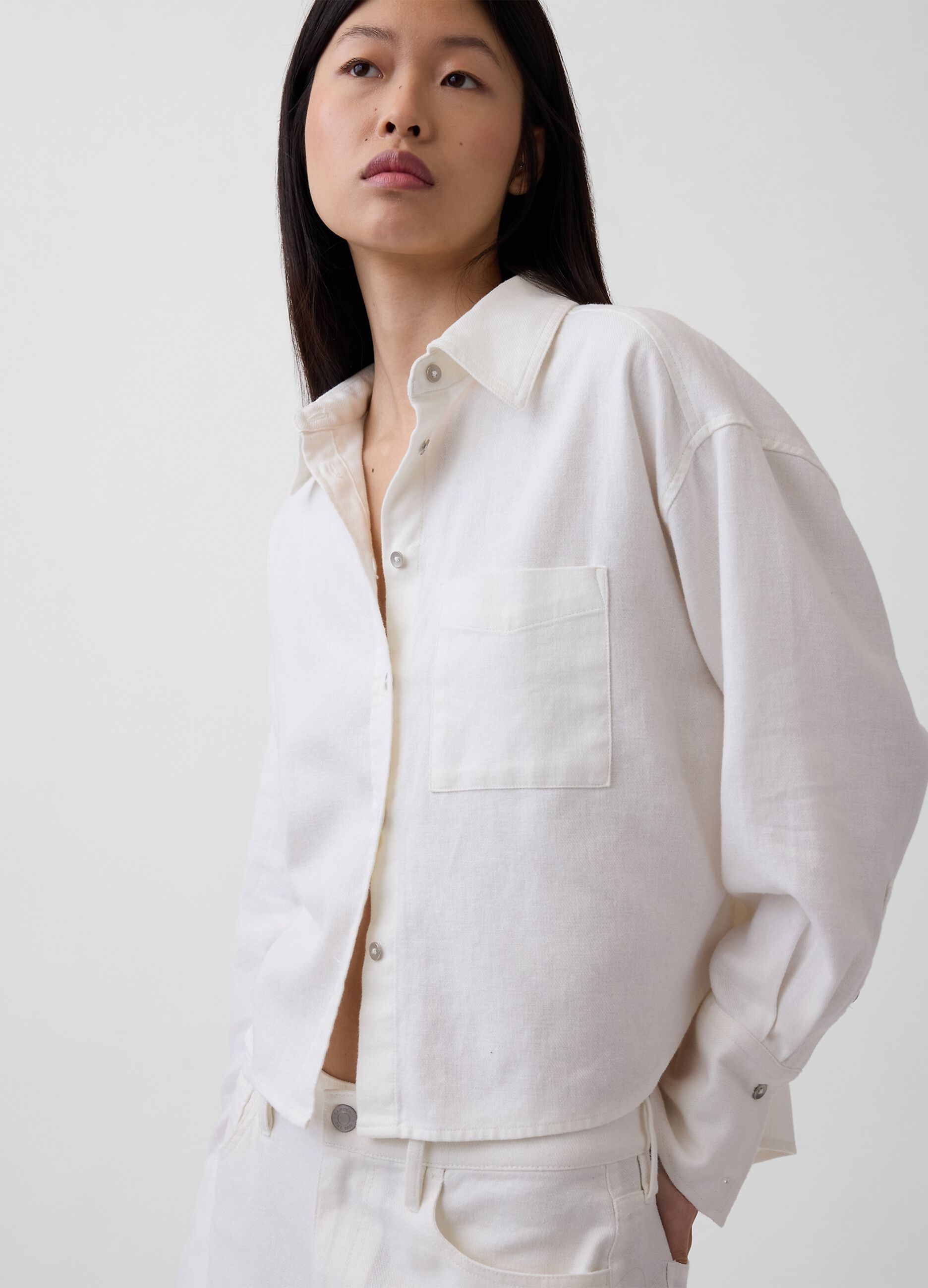 Camicia in puro cotone con tasca applicata