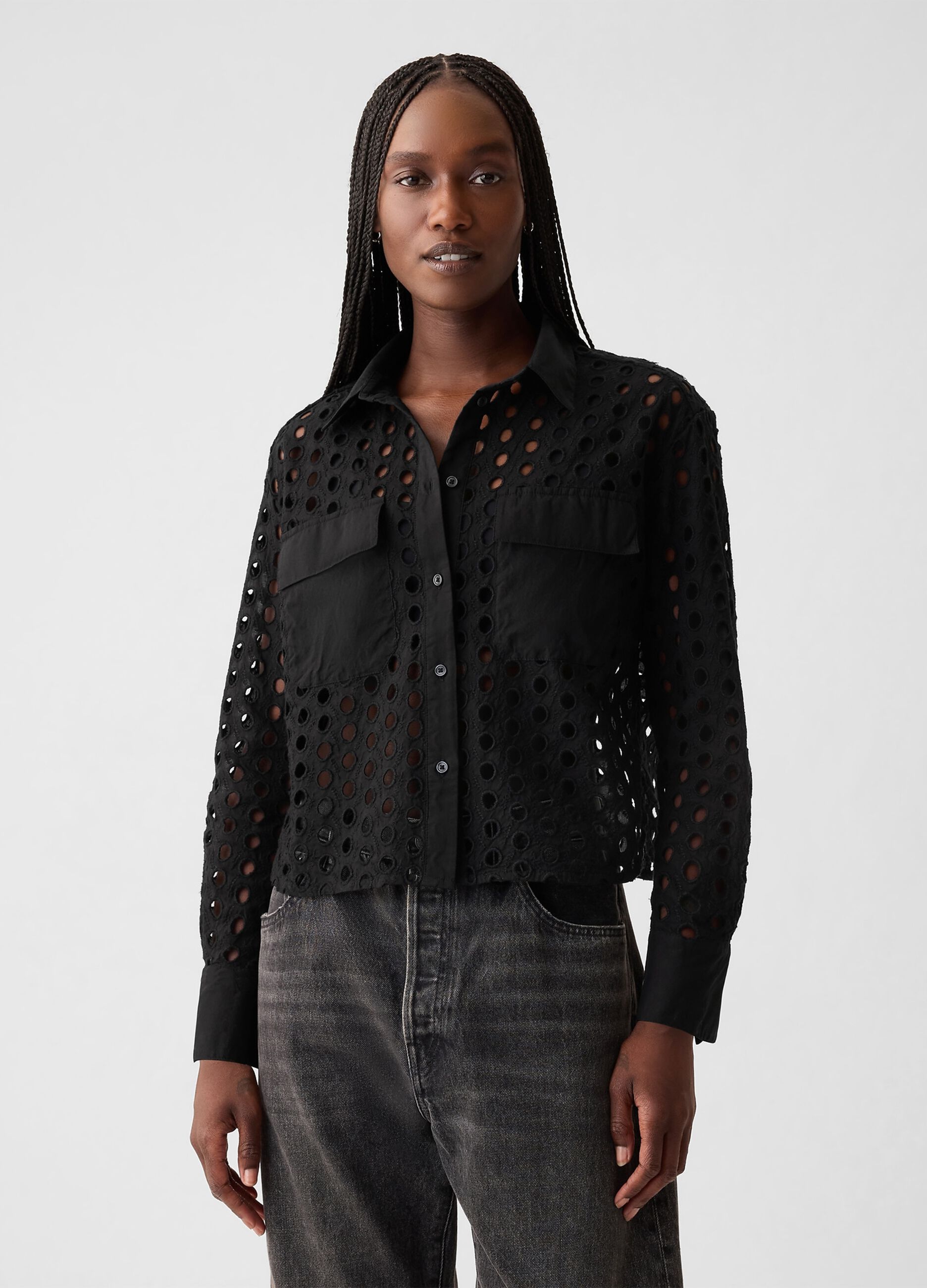 Camicia cropped con dettagli traforati