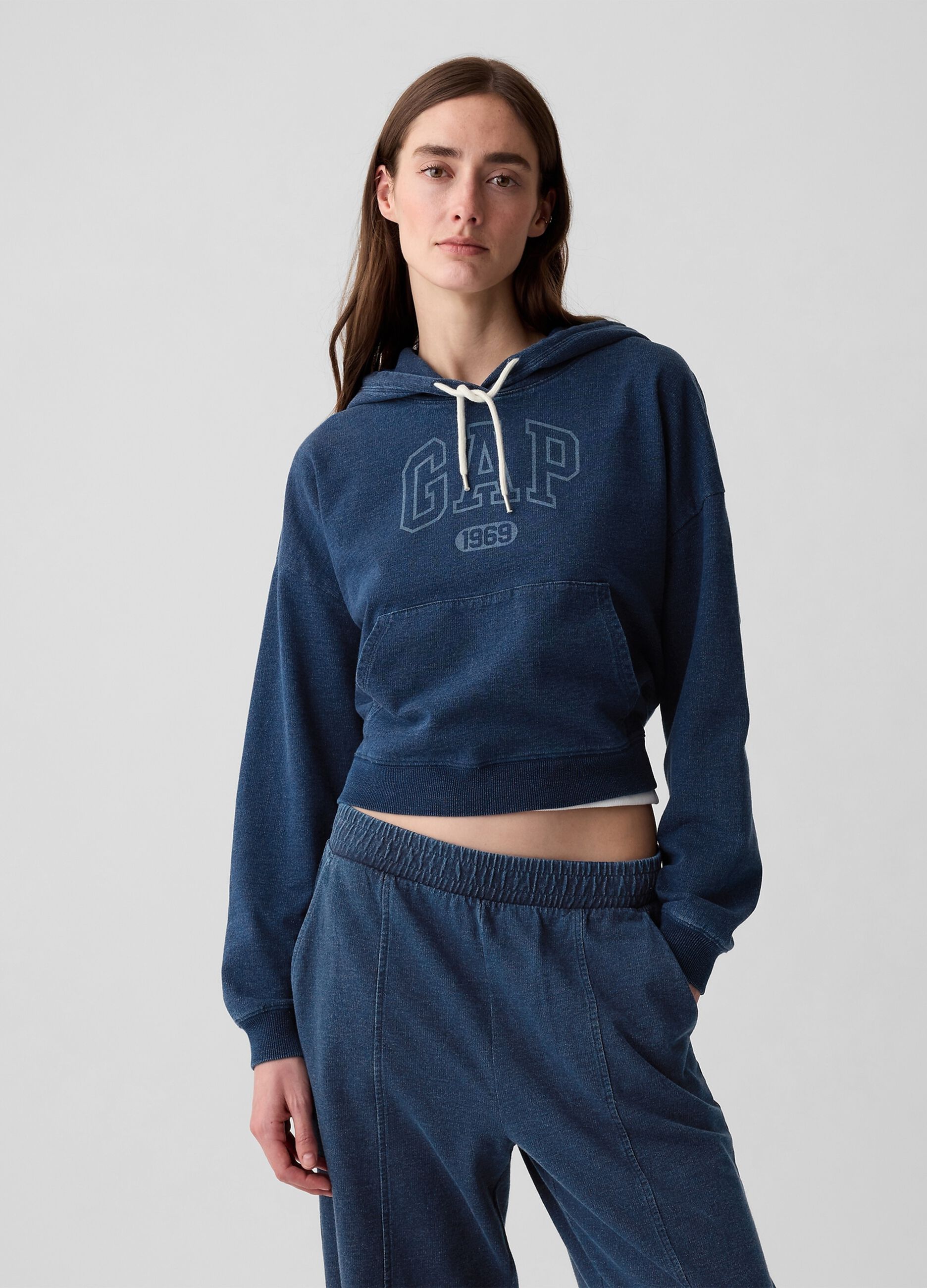 Felpa over cropped in denim stampa logo