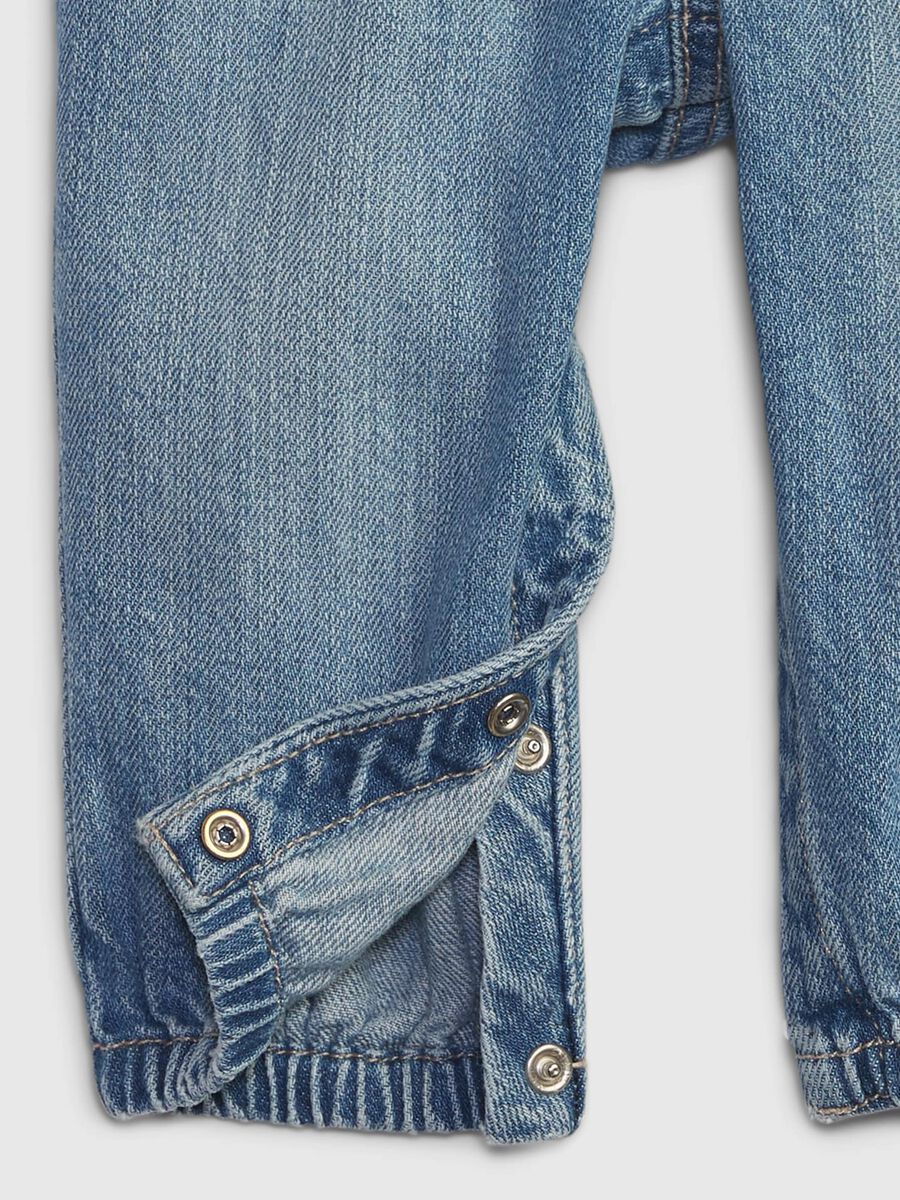 Jeans in cotone bio con ricamo orsetto Neonato_2