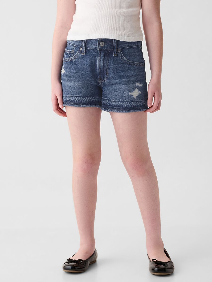 Shorts in denim con abrasioni a vita bassa Bambina_1