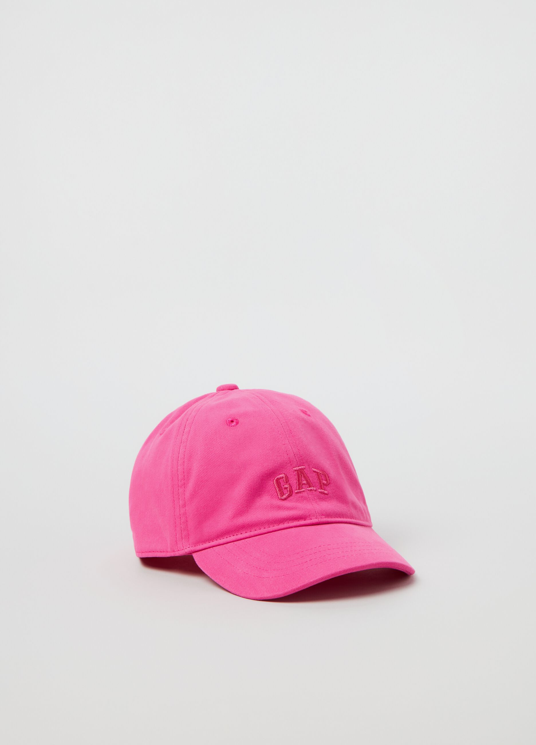 Baseball cap with embroidered logo.