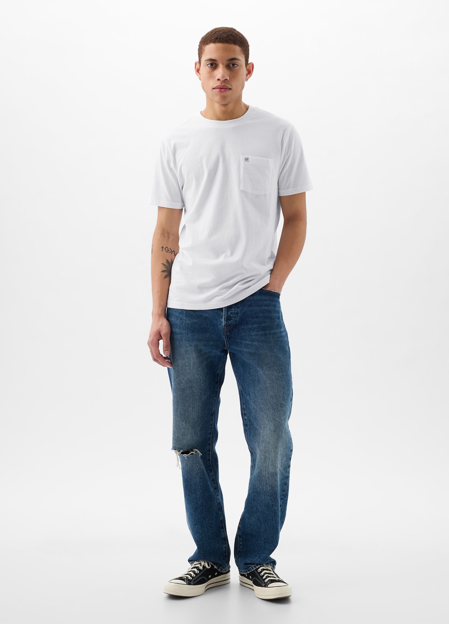 T-shirt in cotone con tasca e patch logo