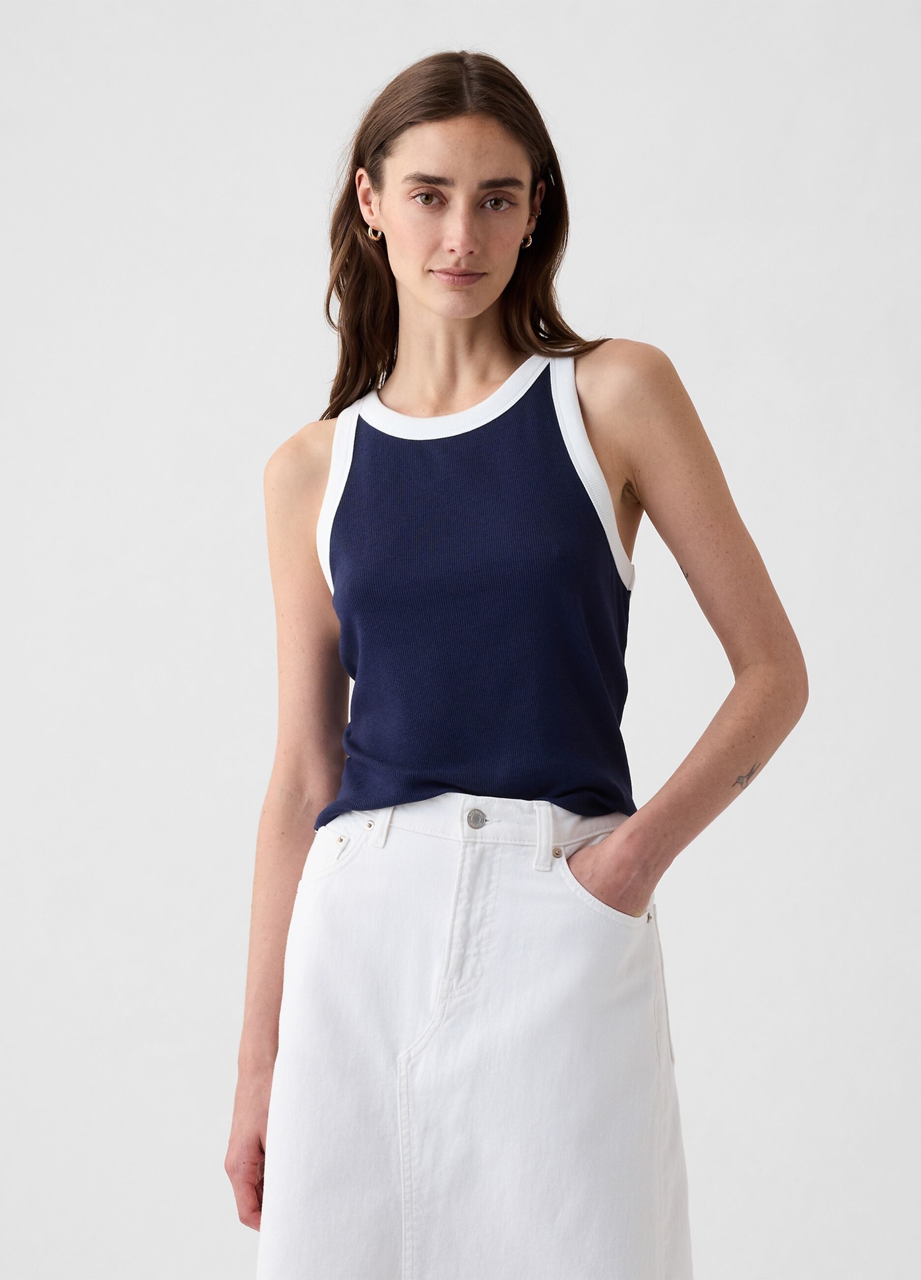 Tank top crop a costine con scollo halter
