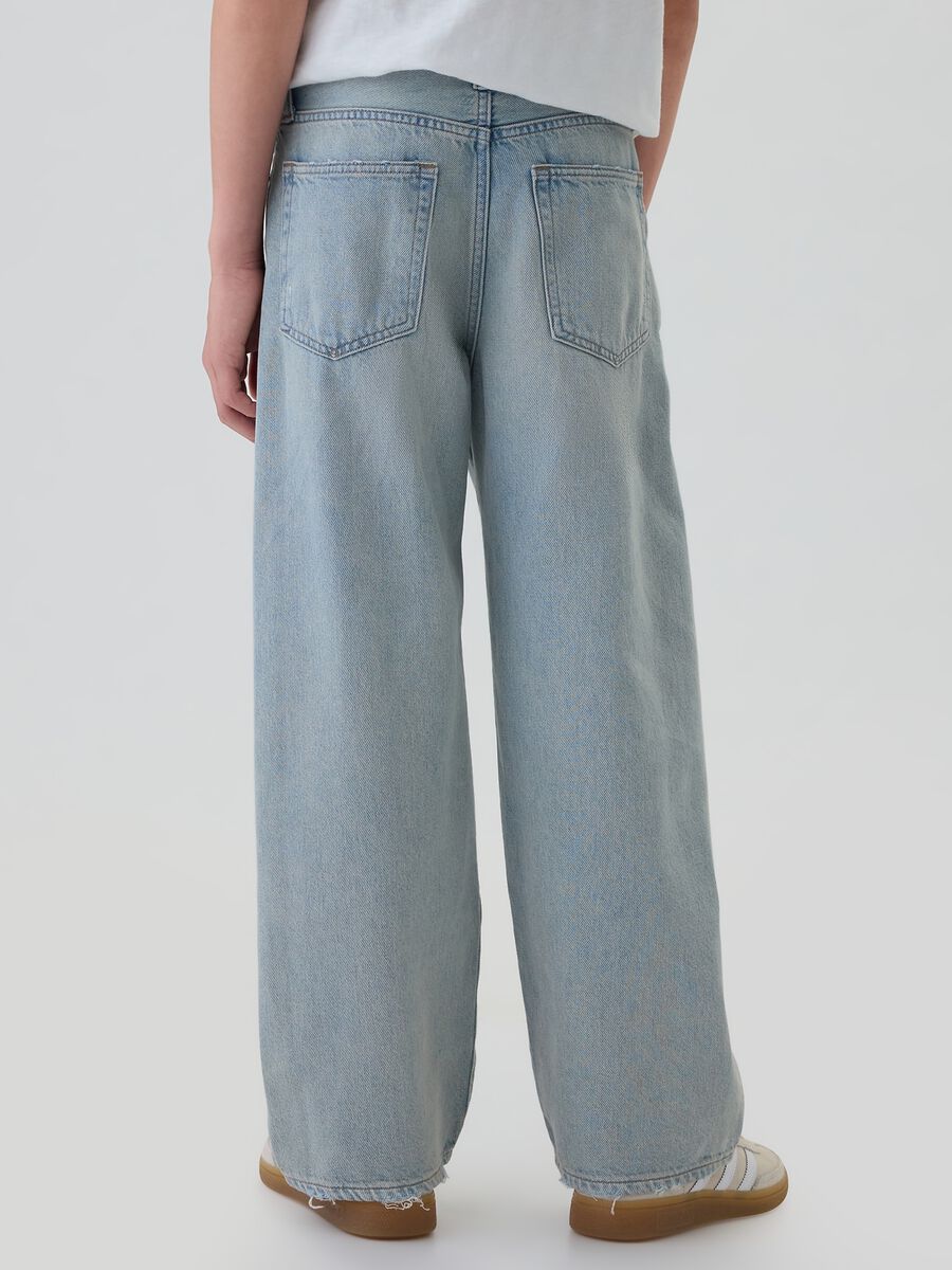 Jeans baggy fit con abrasioni Bambino_2
