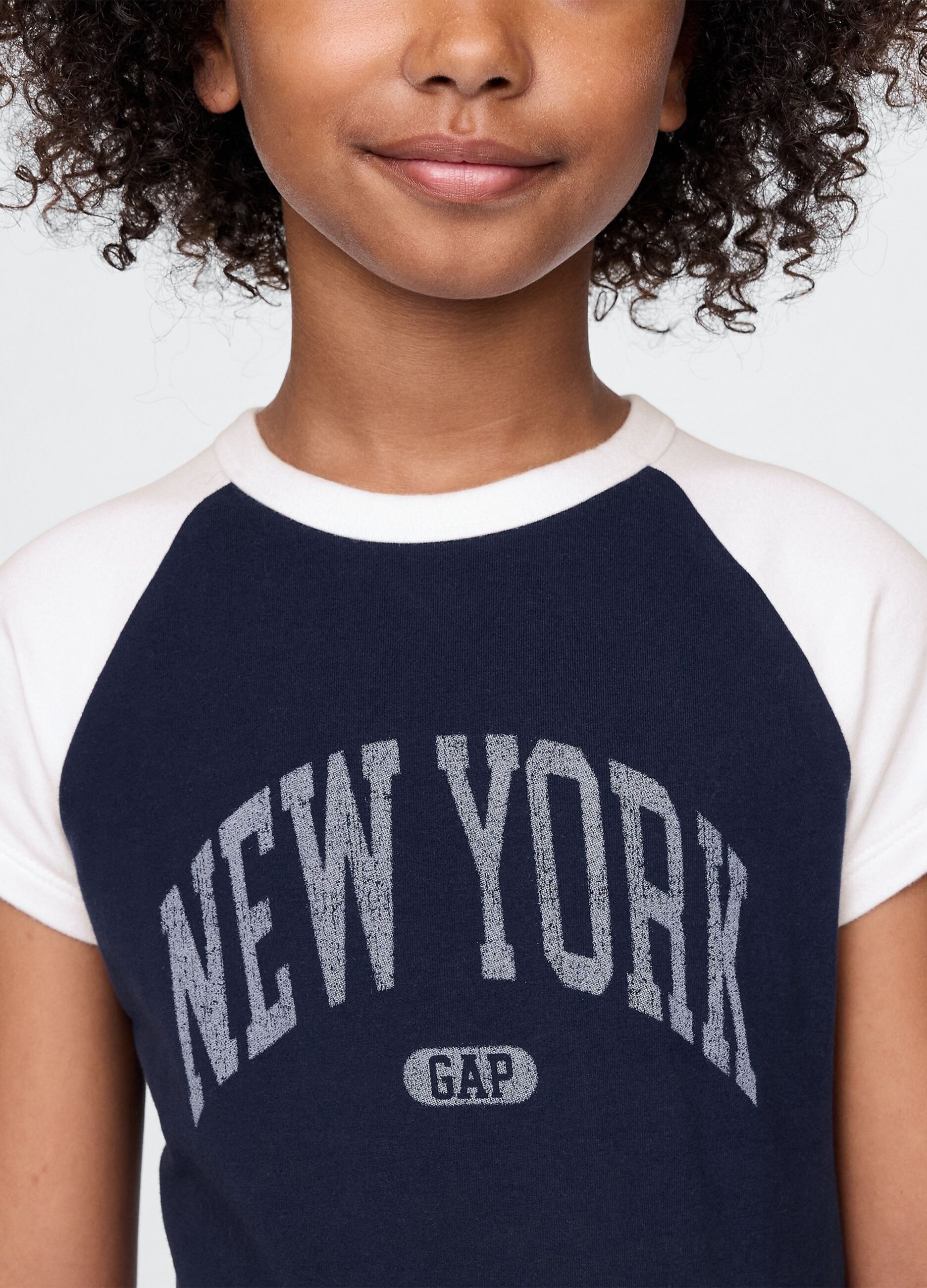 T-shirt blu con maniche raglan corte GAP Kids_2