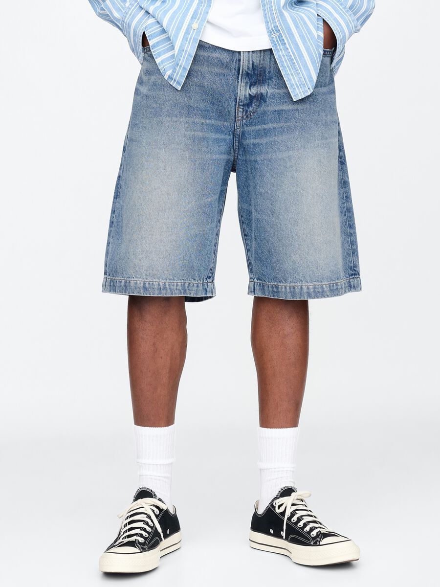 Bermuda in denim con effetto slavato Uomo_1