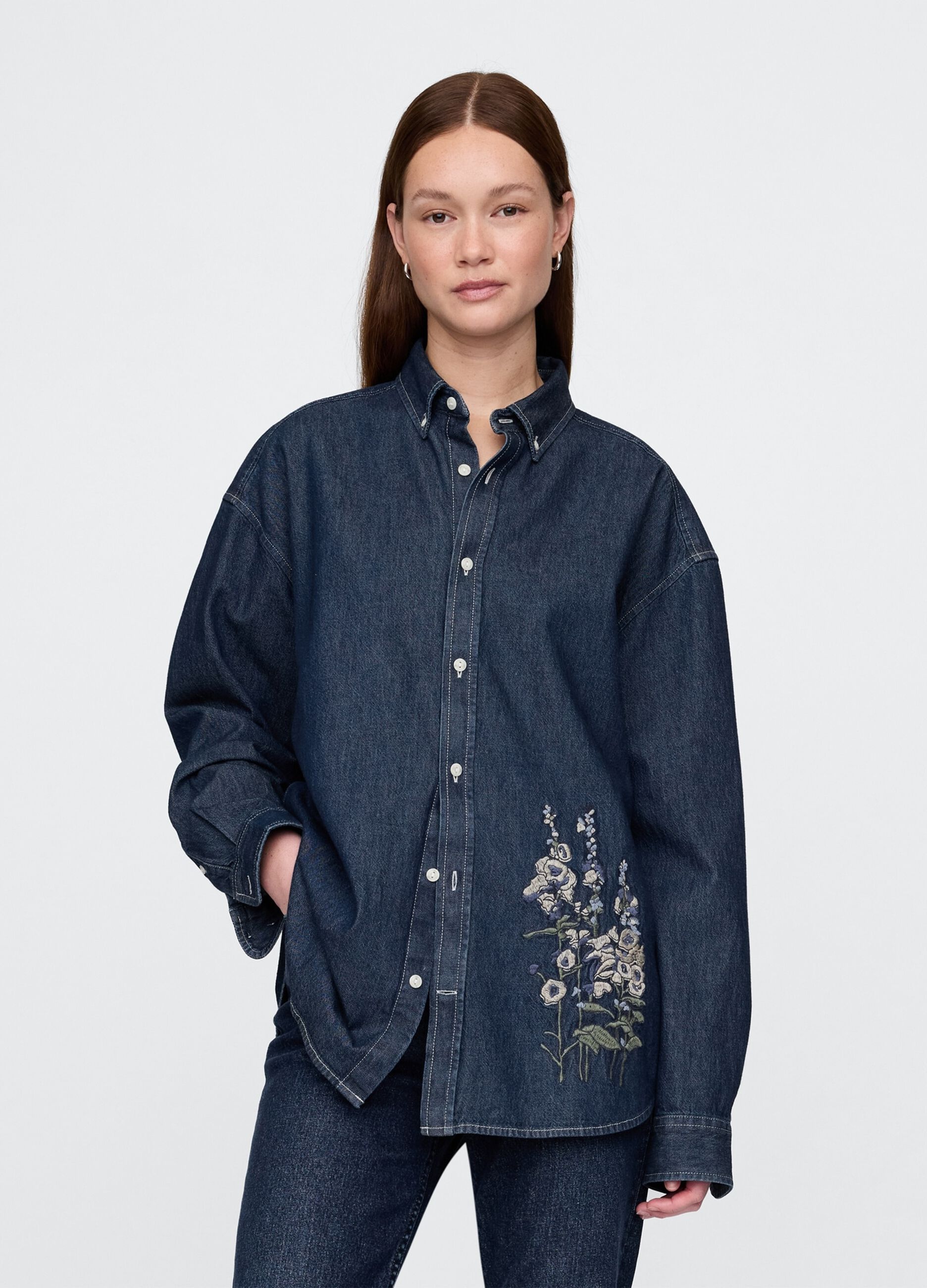 Camicia in denim ricamata con fiori_4