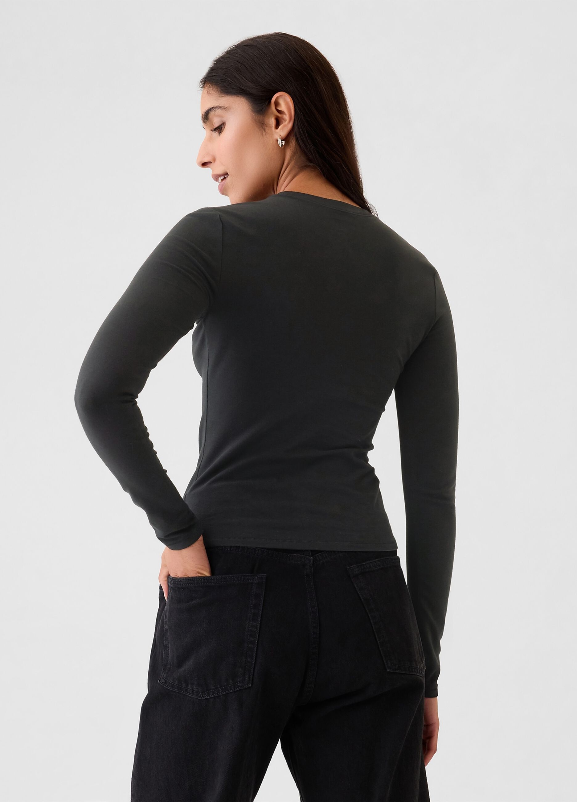 Maglietta nera a maniche lunghe elasticizzata_2
