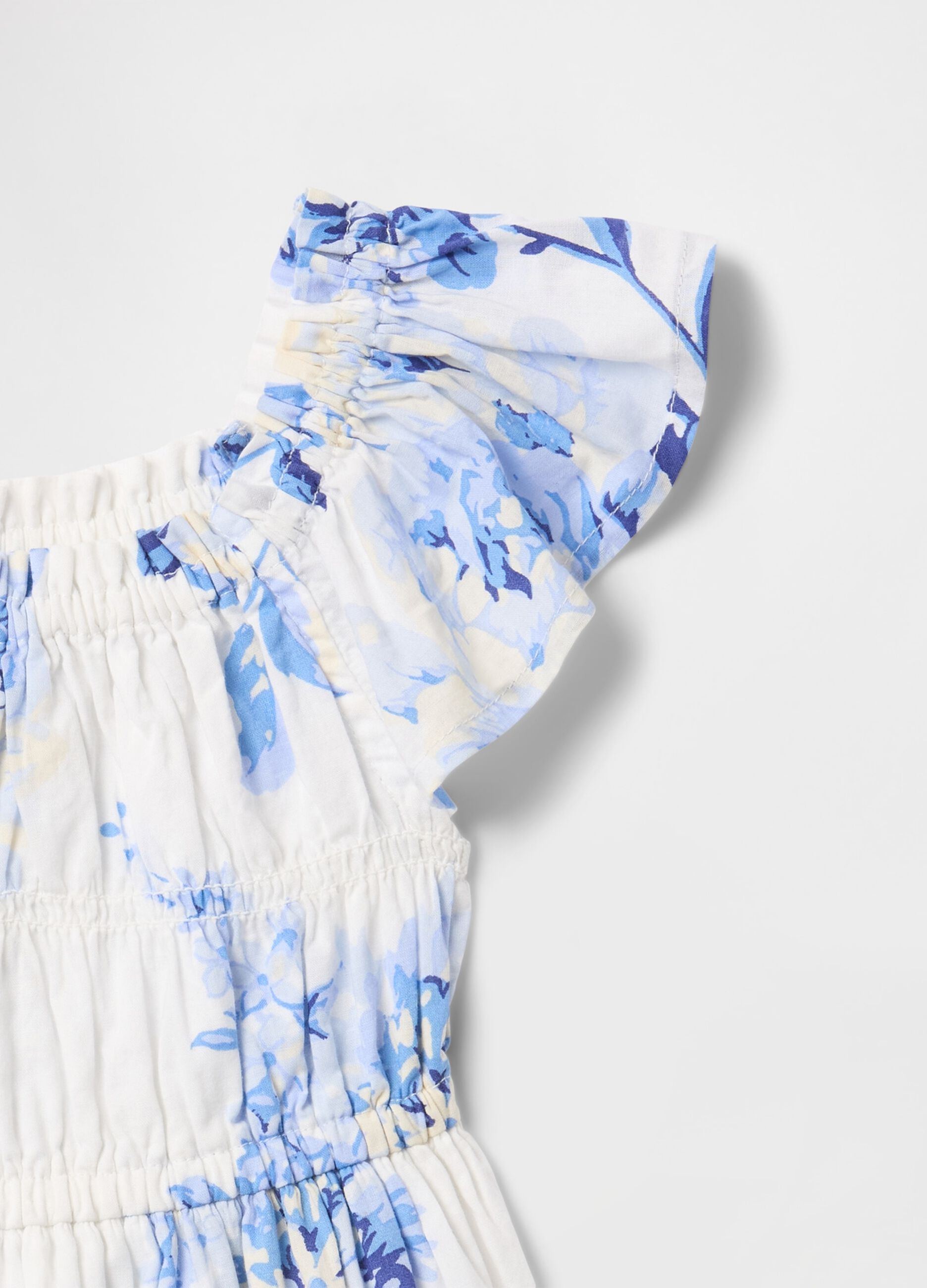 Vestito estivo con stampa floreale bianca e blu_3