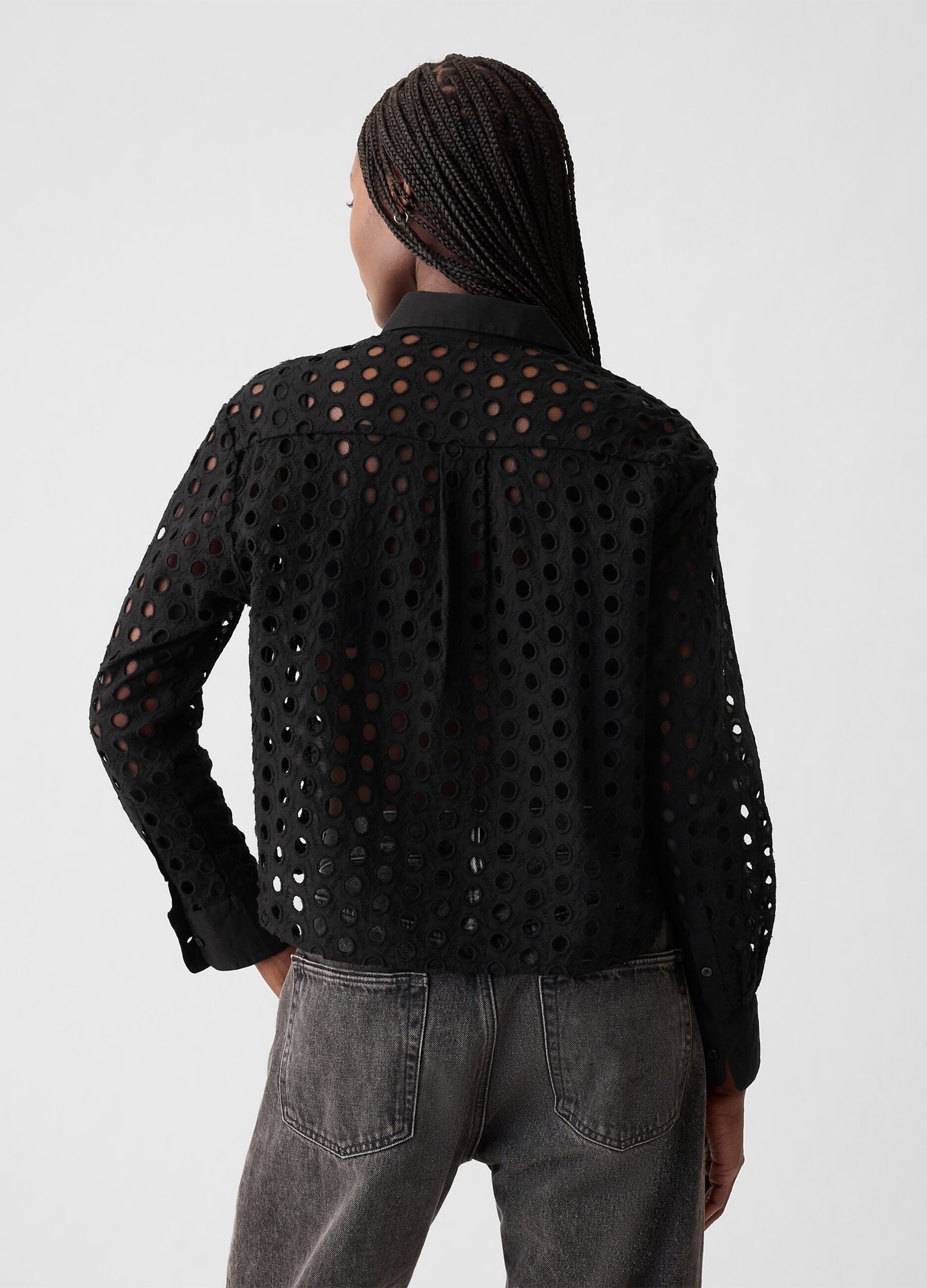 Camicia cropped con dettagli traforati_3