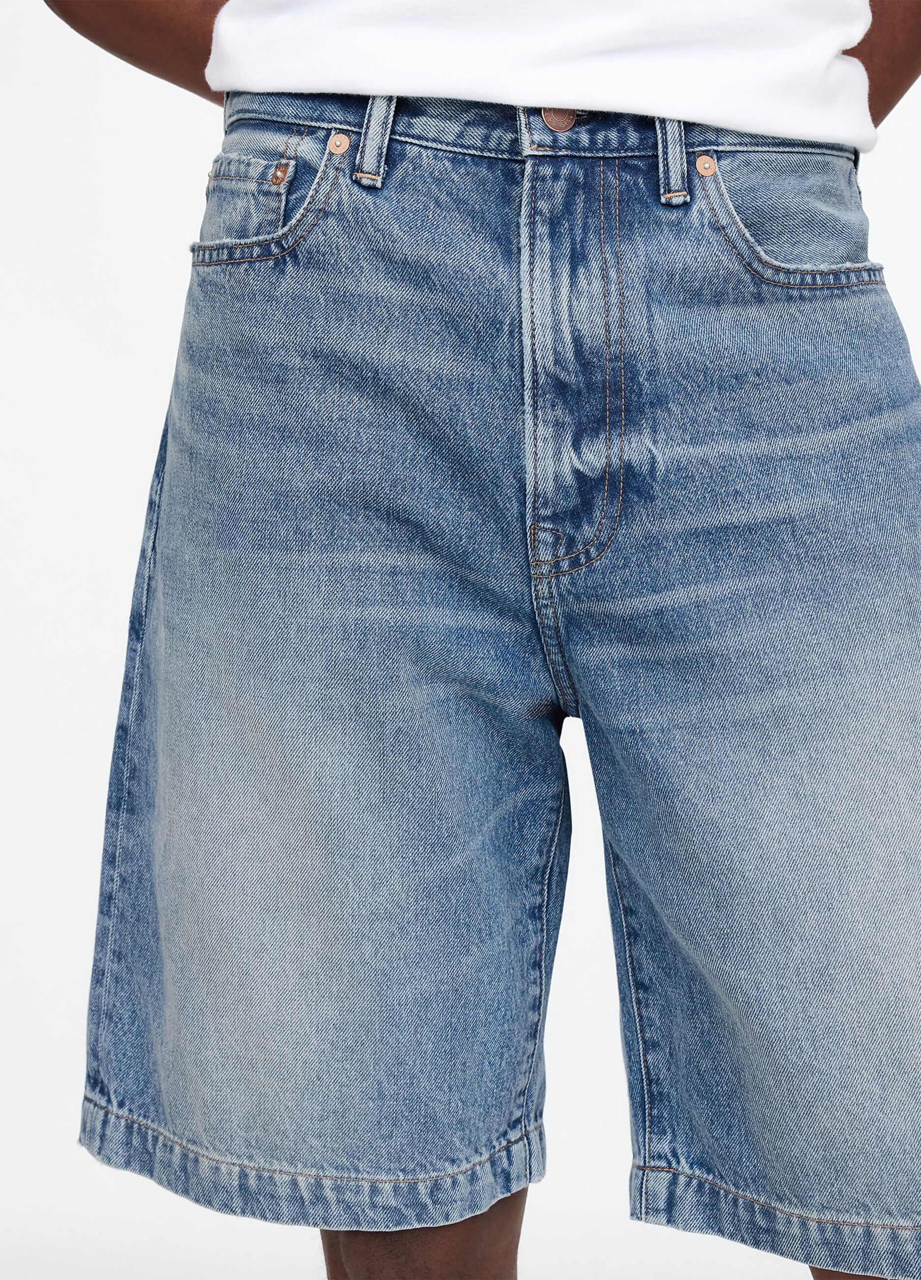 Bermuda in denim con effetto slavato_4