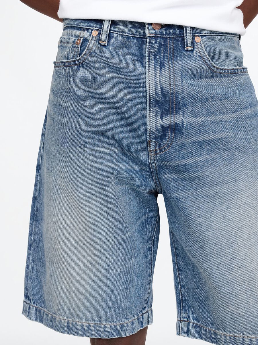 Bermuda in denim con effetto slavato Uomo_4