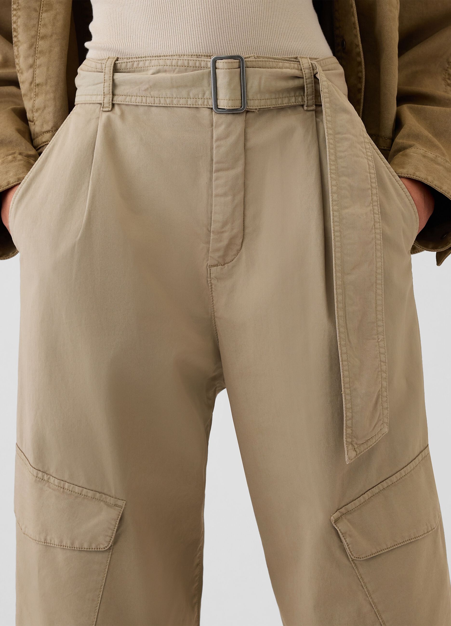 Pantalone cargo in twill stretch con cintura_4