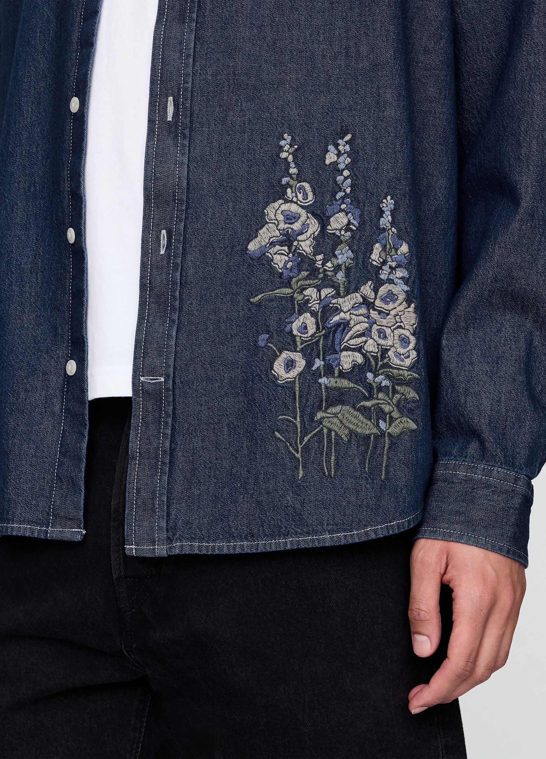 Camicia in denim ricamata con fiori_3