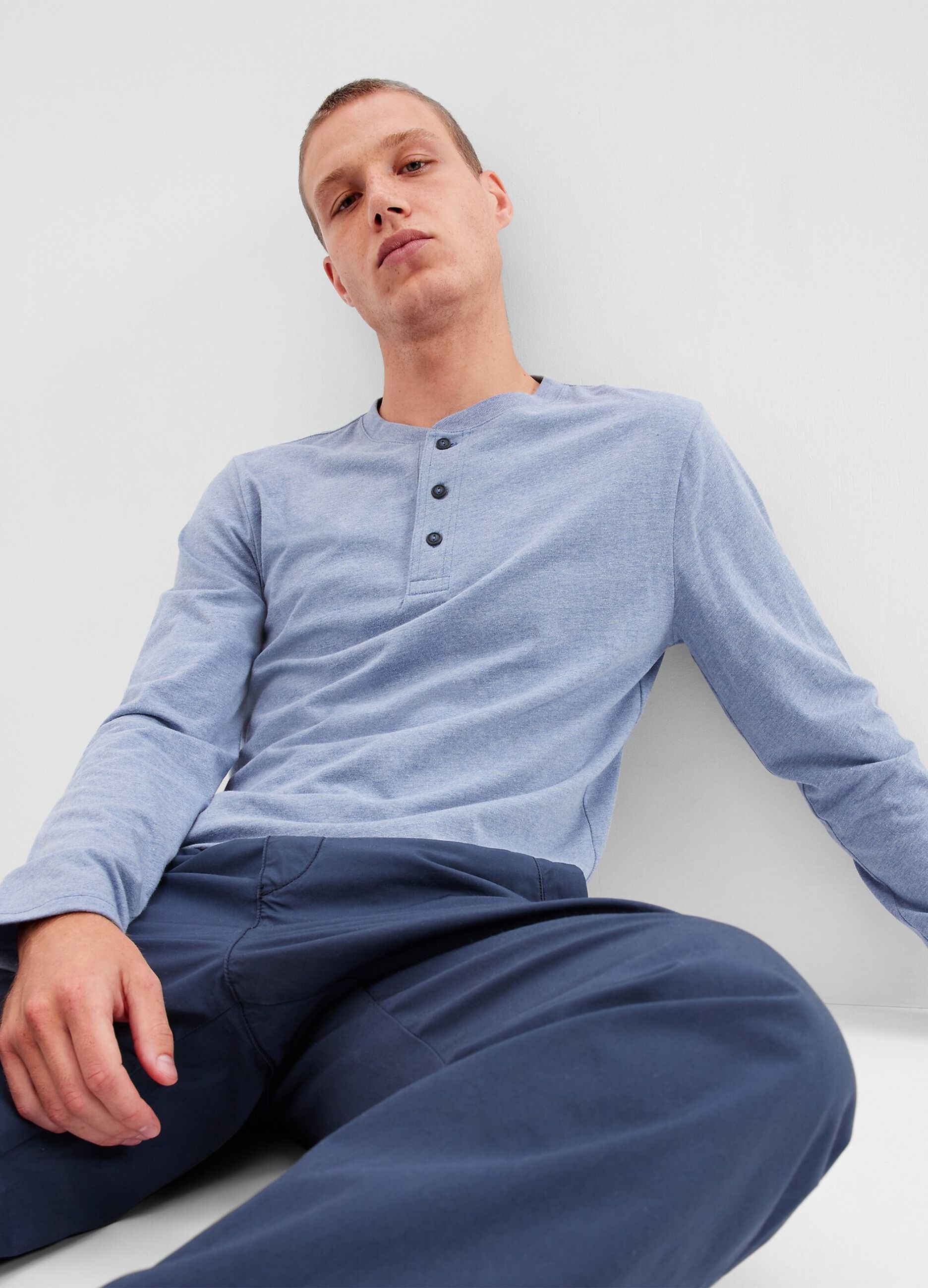 T-shirt a maniche lunghe con scollo serafino