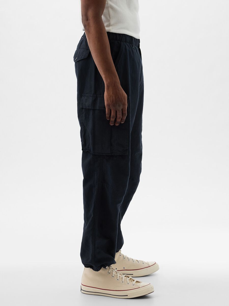 Cargo parachute trousers in linen and cotton Man_3