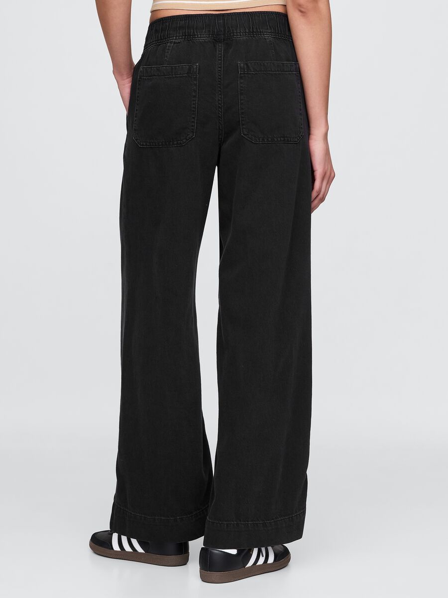 Pantaloni larghi neri con tasche Donna_2