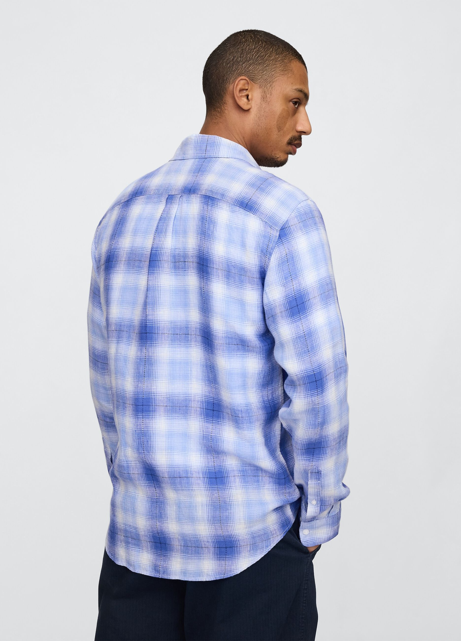 Camicia a quadri blu sfumata_2