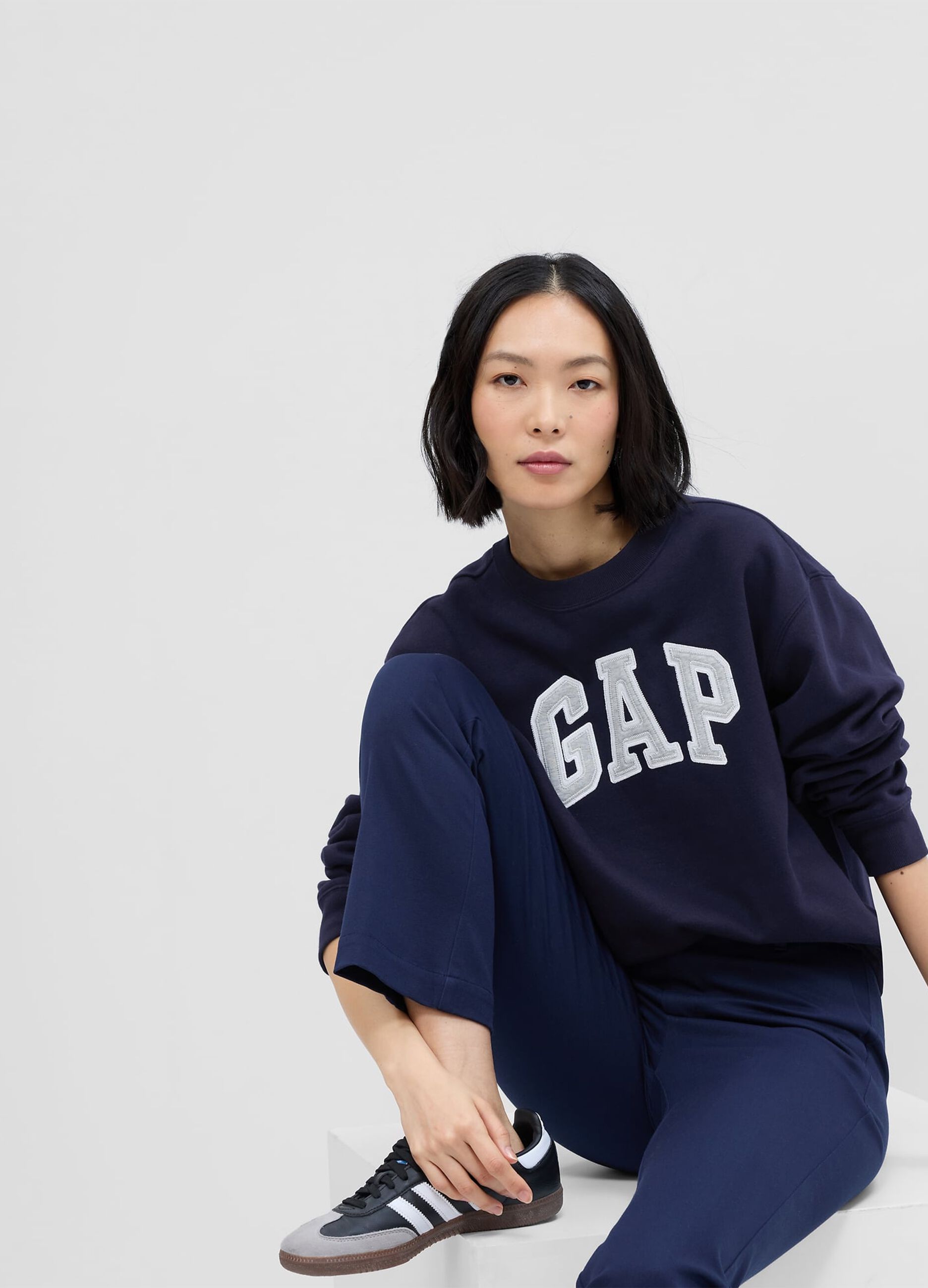 Sweatshirt with round neck and logo embroidery