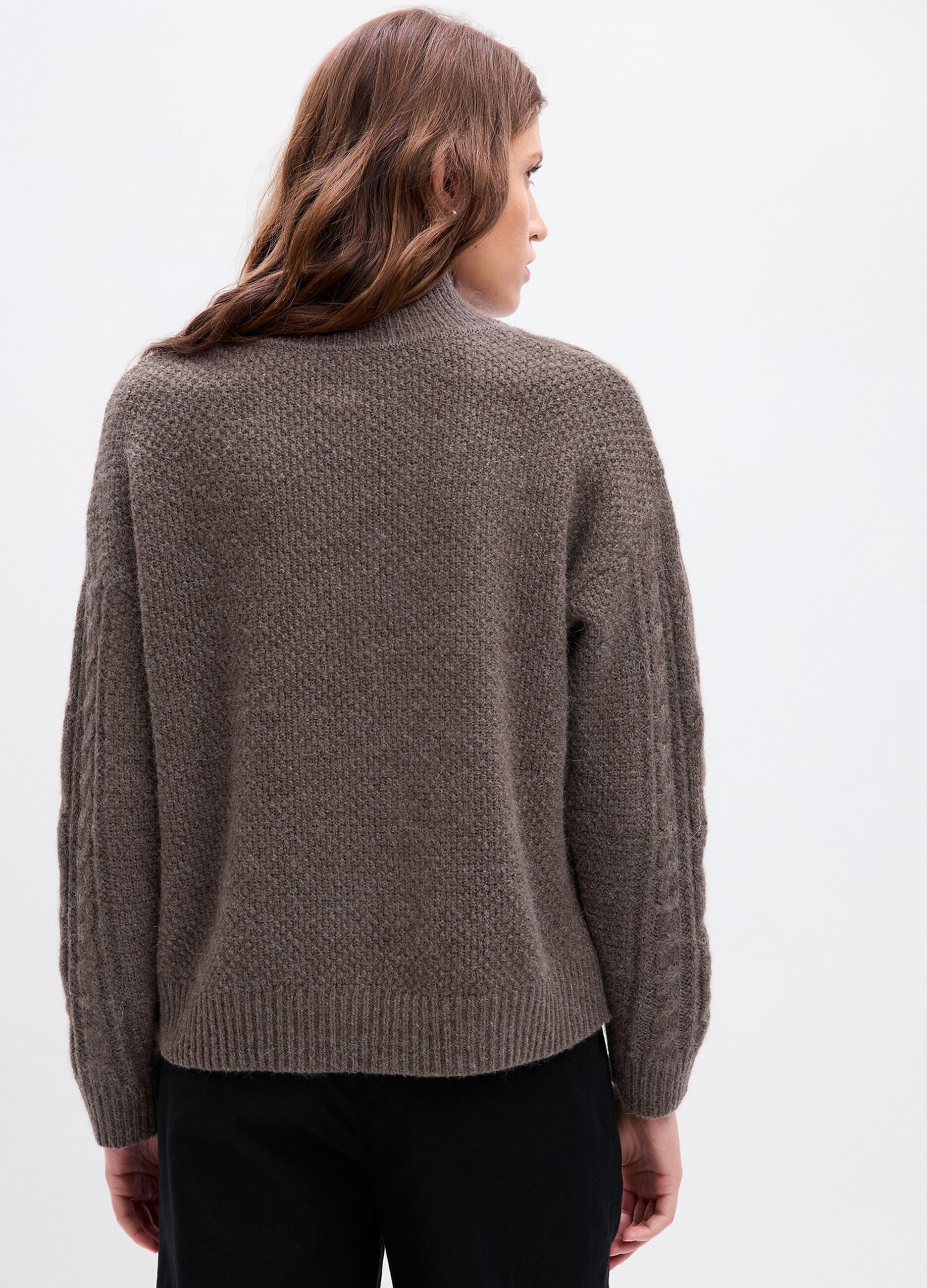 Pullover mock neck con lavorazione intrecciata_1