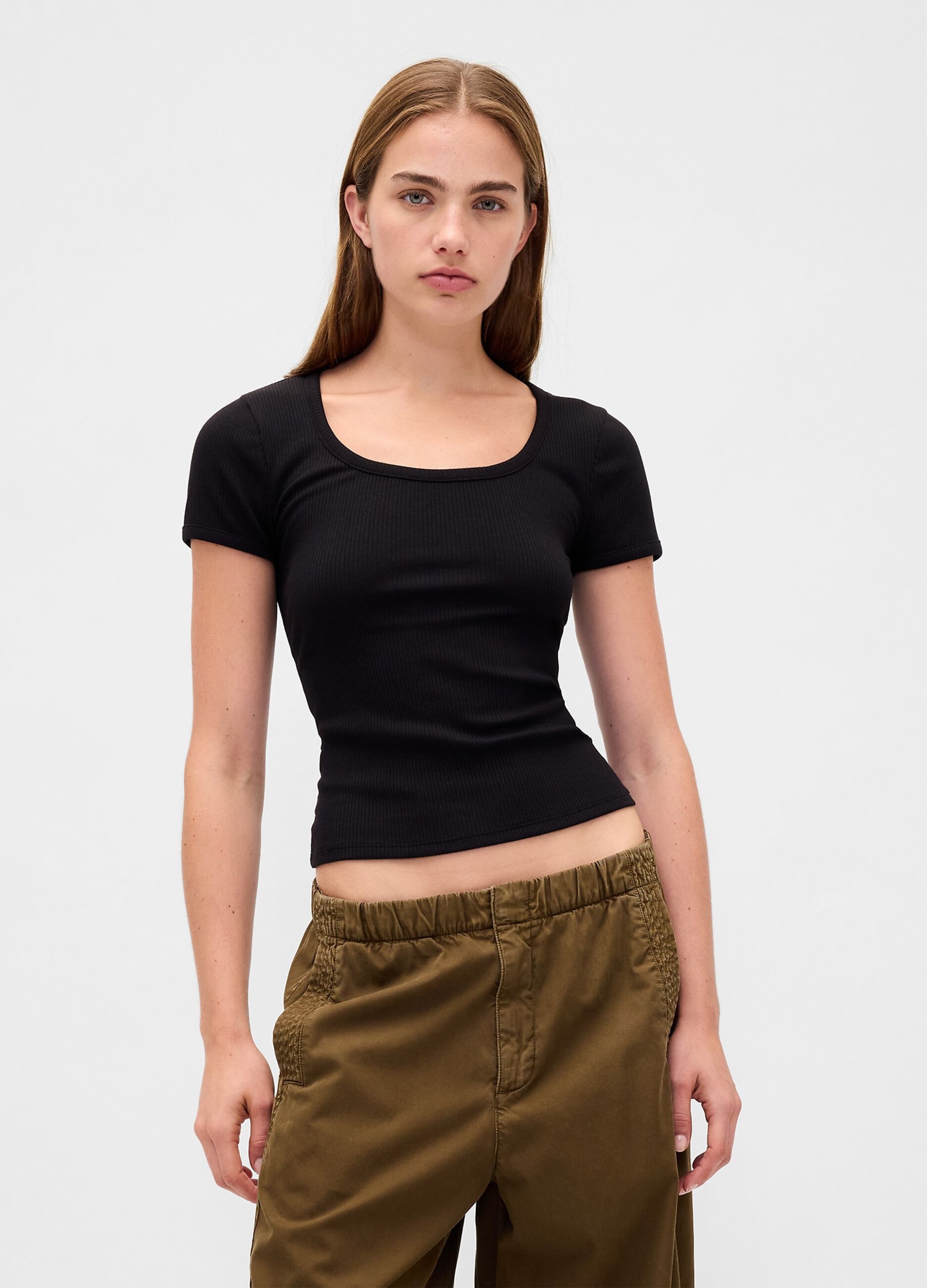 T-shirt nera elasticizzata a maniche corte_1