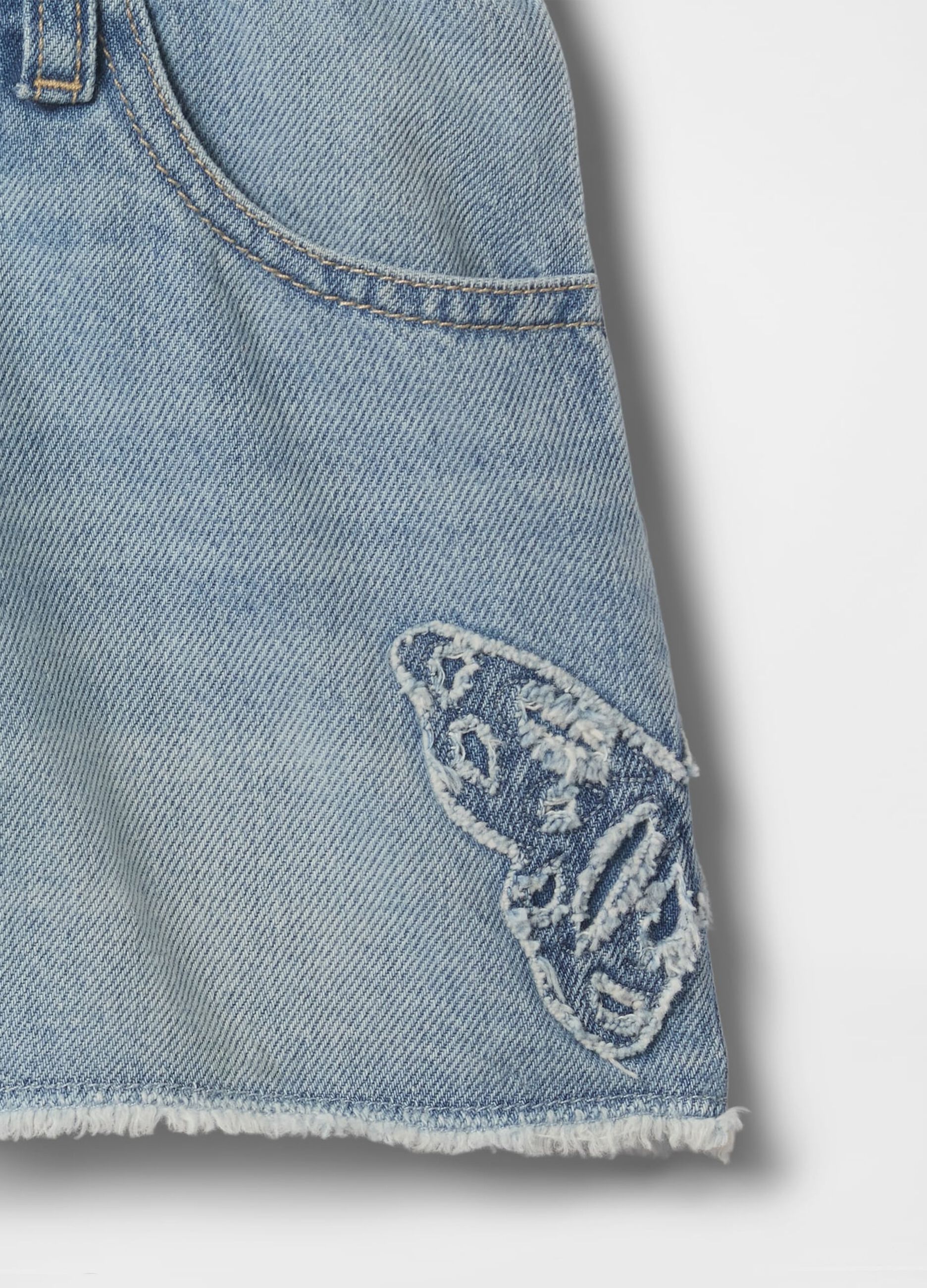 Shorts in denim chiaro con applicazione a farfalla_5