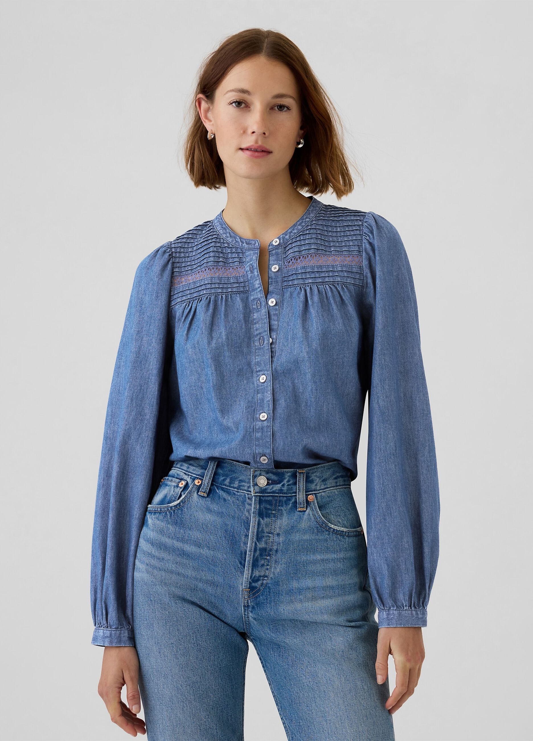 Camicia in denim blu con dettagli lavorati