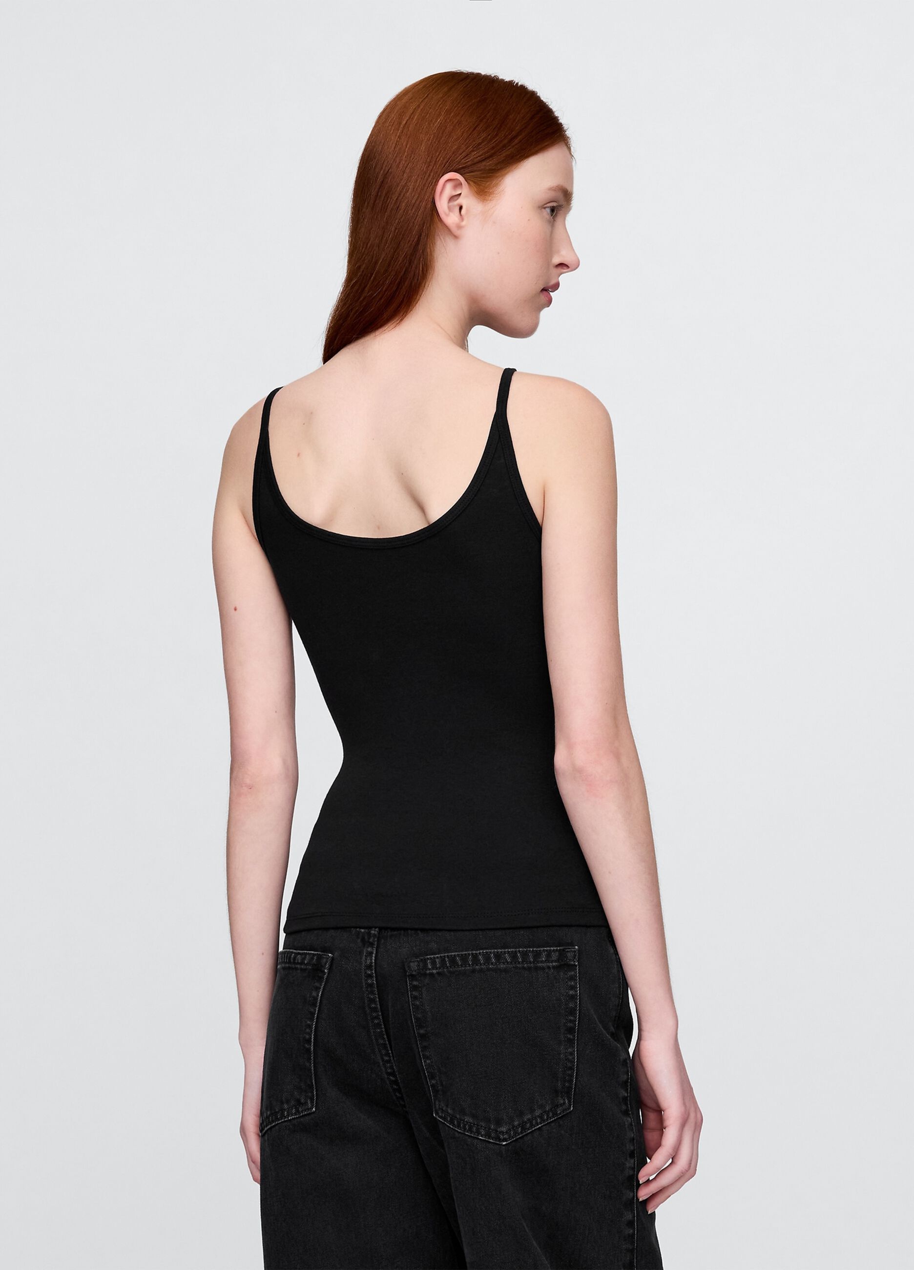 Top nero elasticizzato con bretelle sottili_2